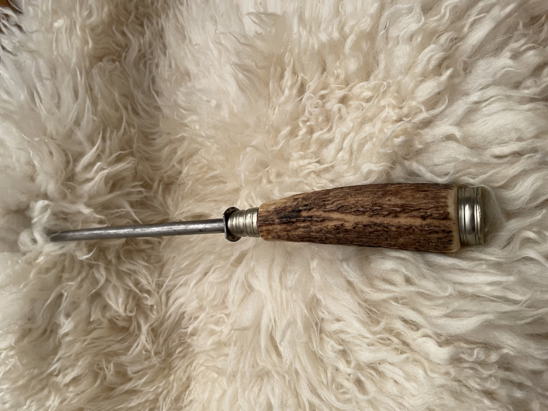 Messerschärfer mit Hirschhorngriff – 1. kép
