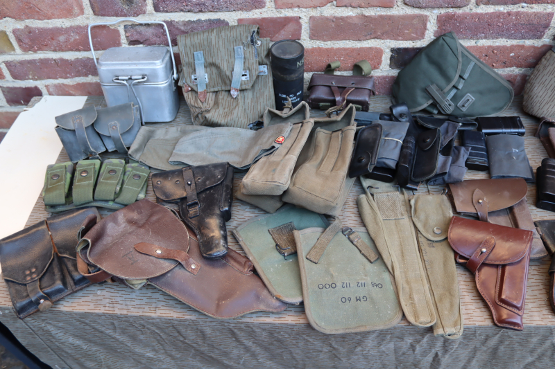 Militaria Konvolut Pistolenholster Pistolentaschen Stahlhelm Affe Essgeschirr – Bild 2