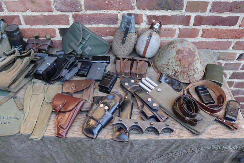 Militaria Konvolut Pistolenholster Pistolentaschen Stahlhelm Affe Essgeschirr – Bild 3