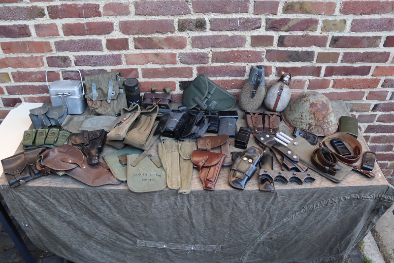 Militaria Konvolut Pistolenholster Pistolentaschen Stahlhelm Affe Essgeschirr – Bild 1