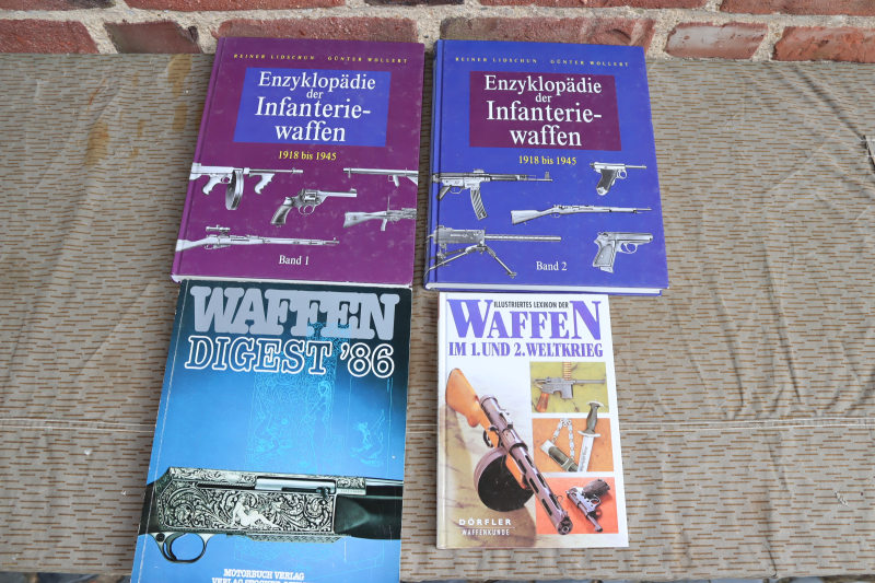 4x Waffenbücher Konvolut Infanteriewaffen 1. + 2. Weltkrieg Waffen Digest – Bild 1