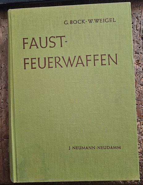 Fausfeuerwaffen, ein Handbuch von 1965 – Bild 1