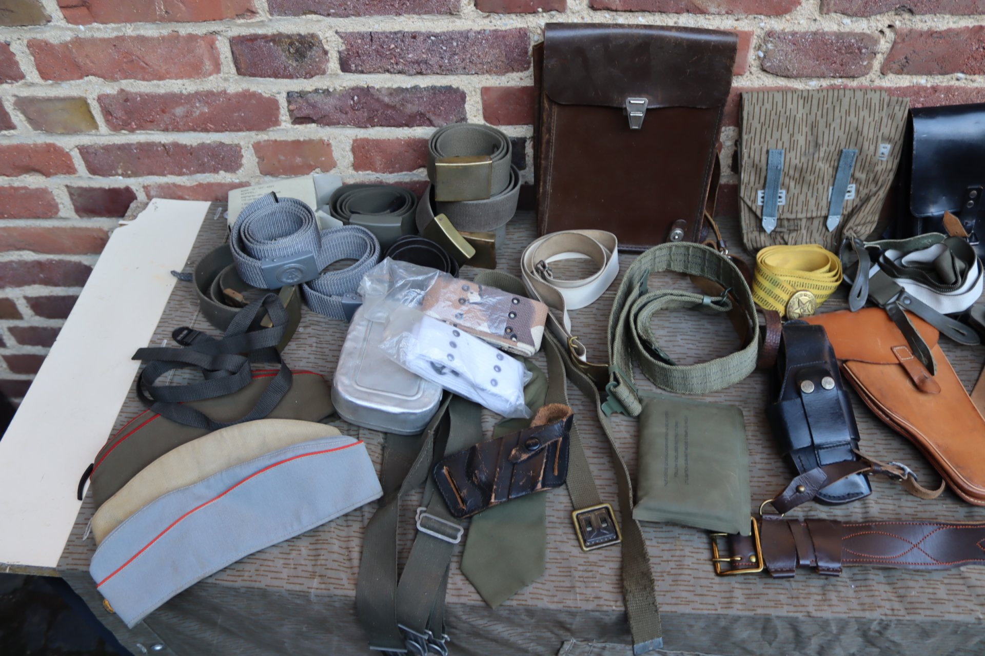 Militaria Konvolut Pistolenholster Pistolentaschen Stahlhelm Affe Essgeschirr – Bild 2