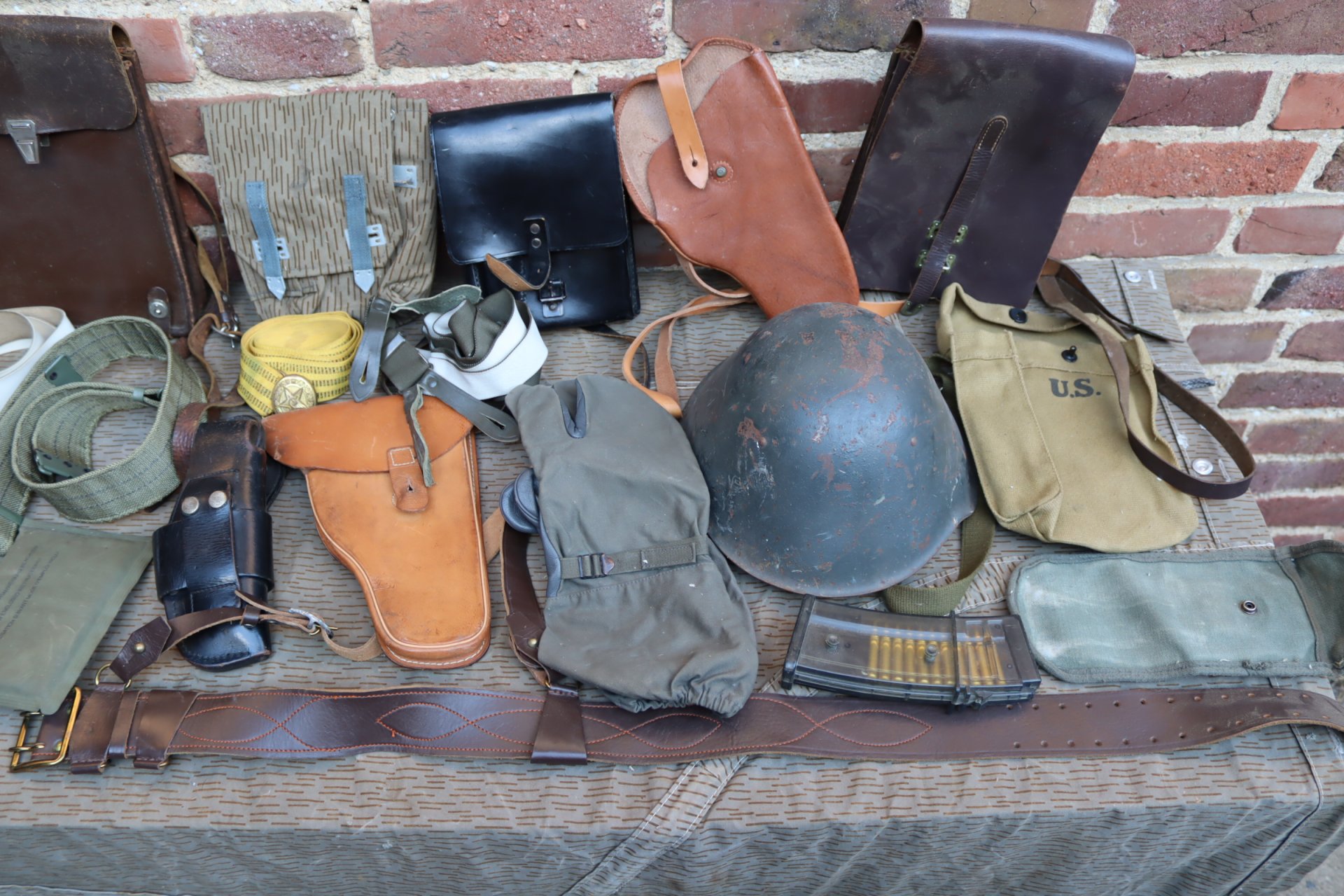 Militaria Konvolut Pistolenholster Pistolentaschen Stahlhelm Affe Essgeschirr – Bild 3