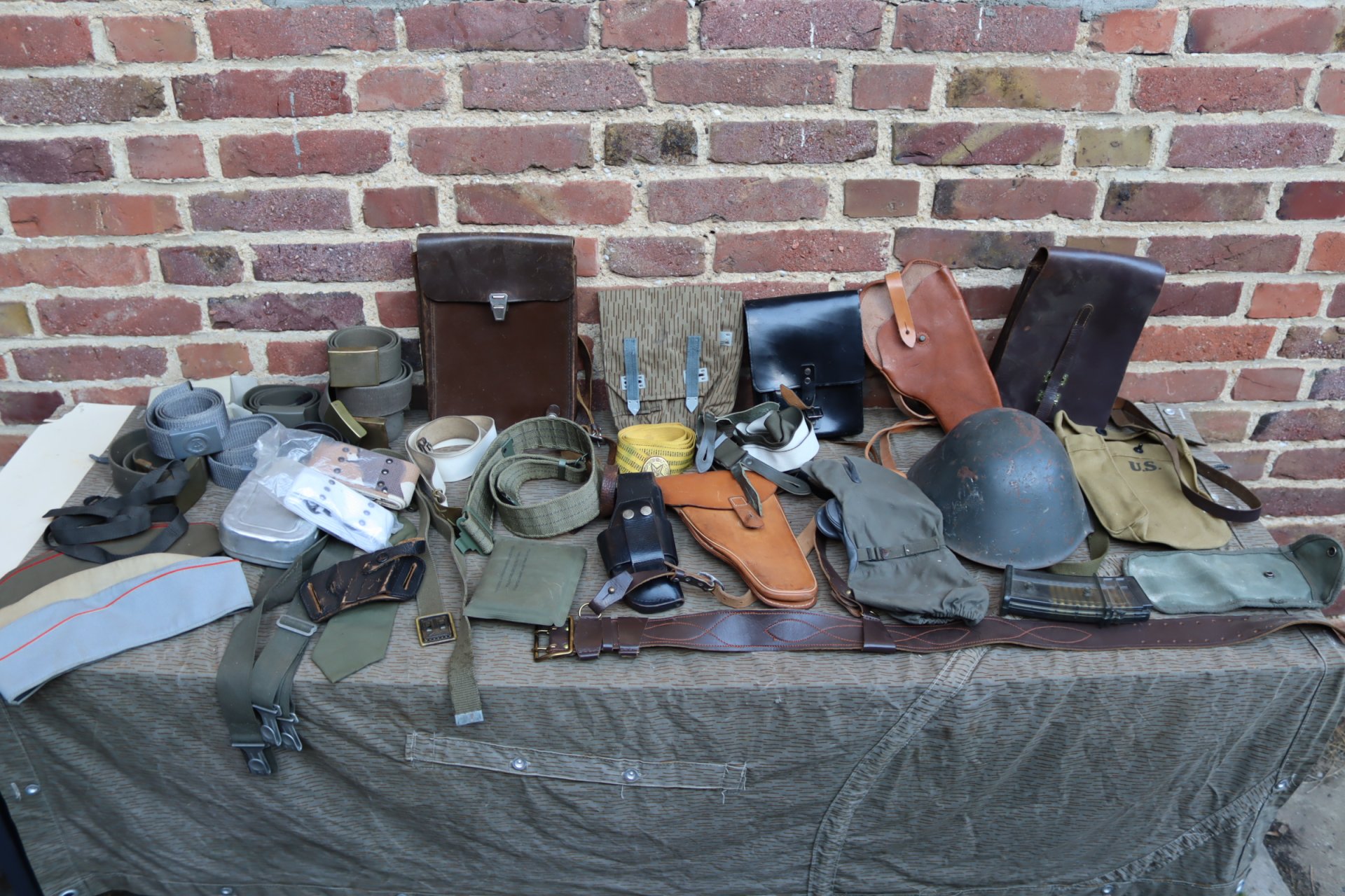 Militaria Konvolut Pistolenholster Pistolentaschen Stahlhelm Affe Essgeschirr – Bild 1