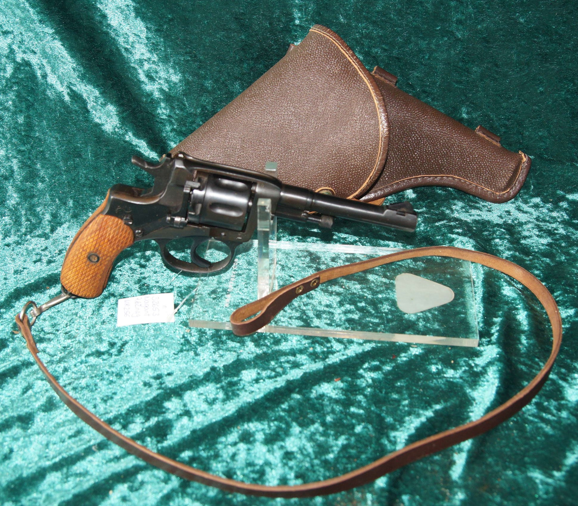 Revolver Izhevsk Nagant Mod. 1898 Kal. 7,62 Nagant – Bild 1