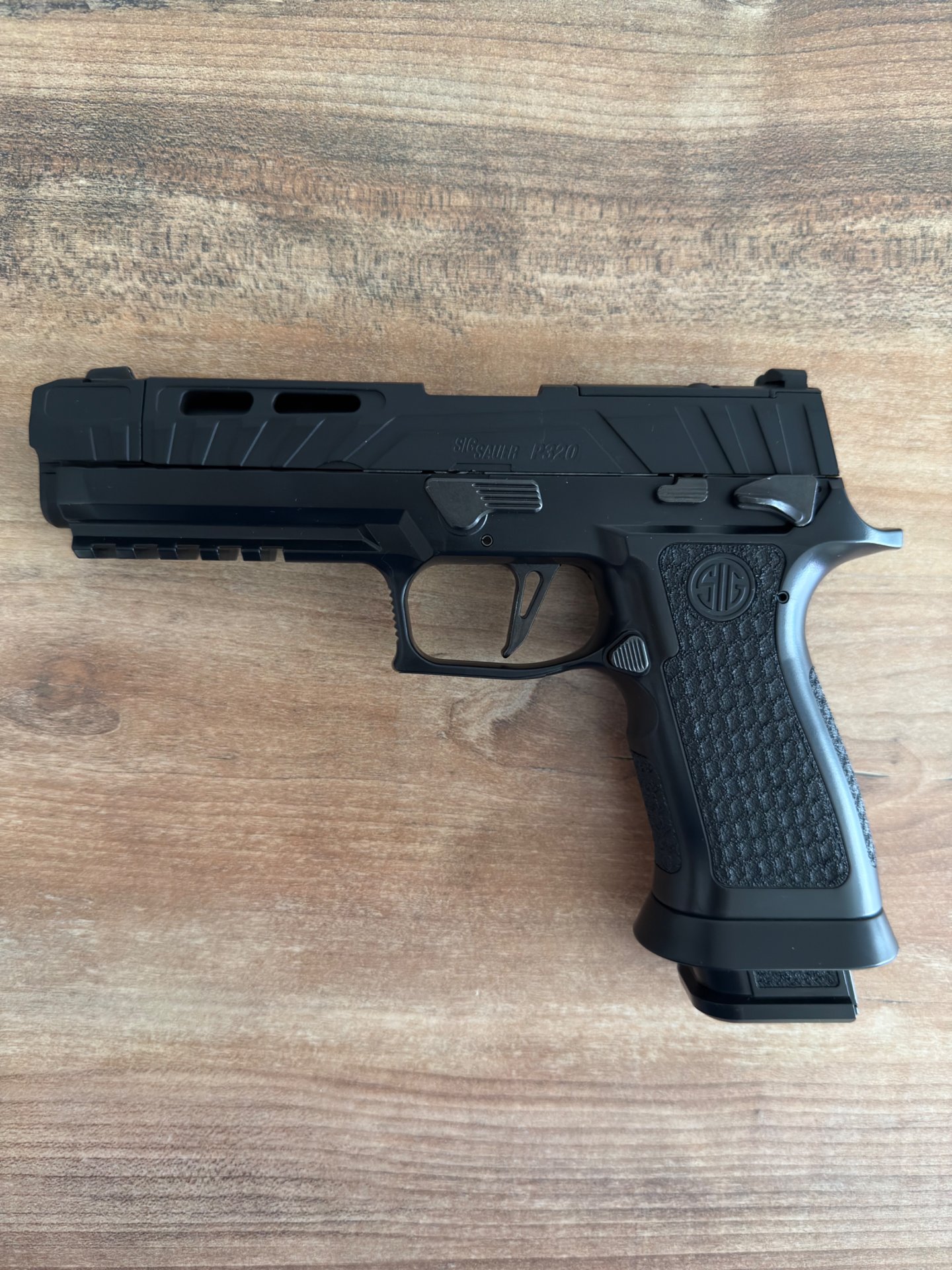 SIG SAUER P320 SPECTRE Comp Blackout Co2-Pistole 4,5 mm Diabolo Blowback – Bild 2