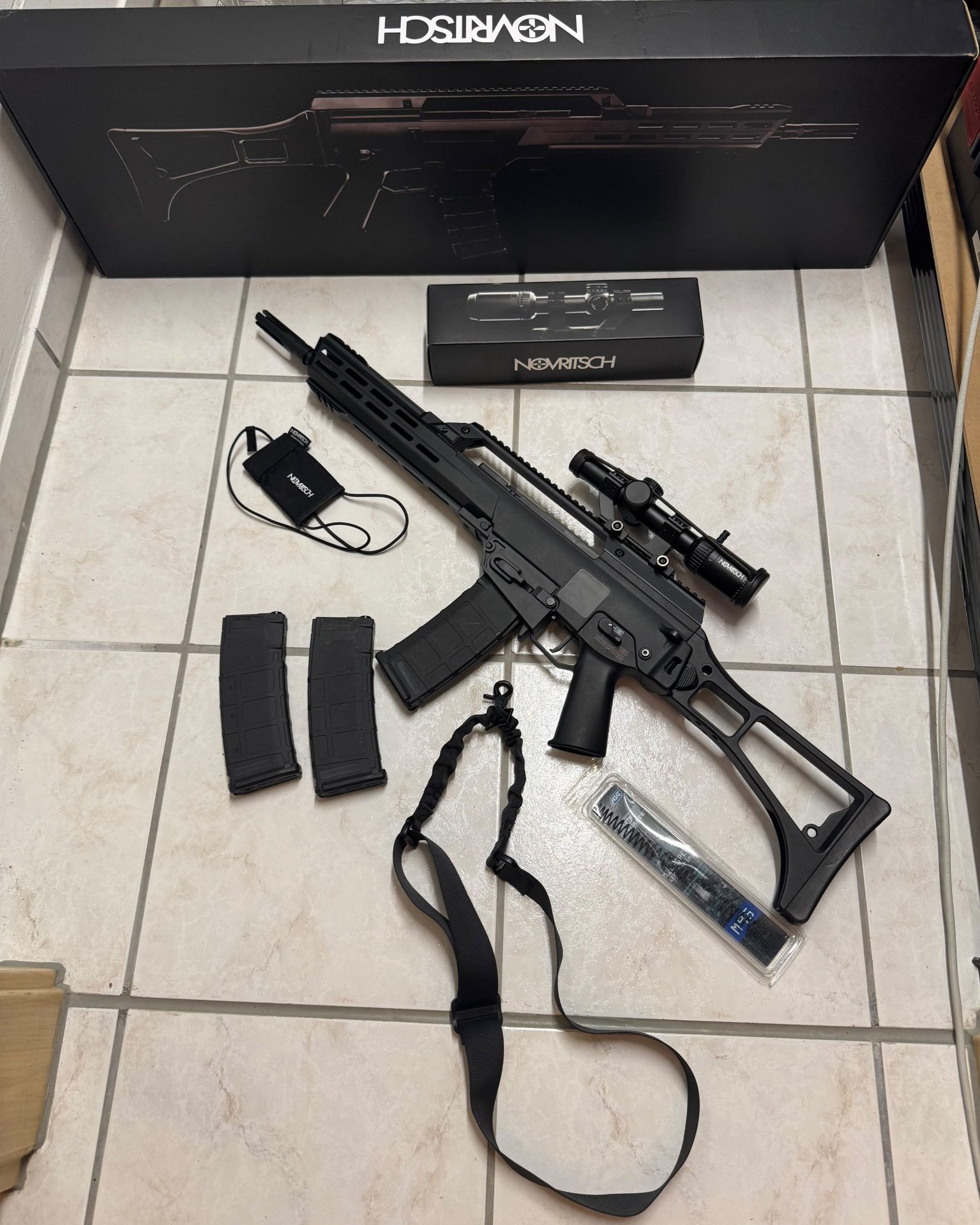 NOVRITSCH SSR63 A2 AEG + 3 Magazine + LPVO + Chest Rig + umfangreiches Zubehör – Bild 1