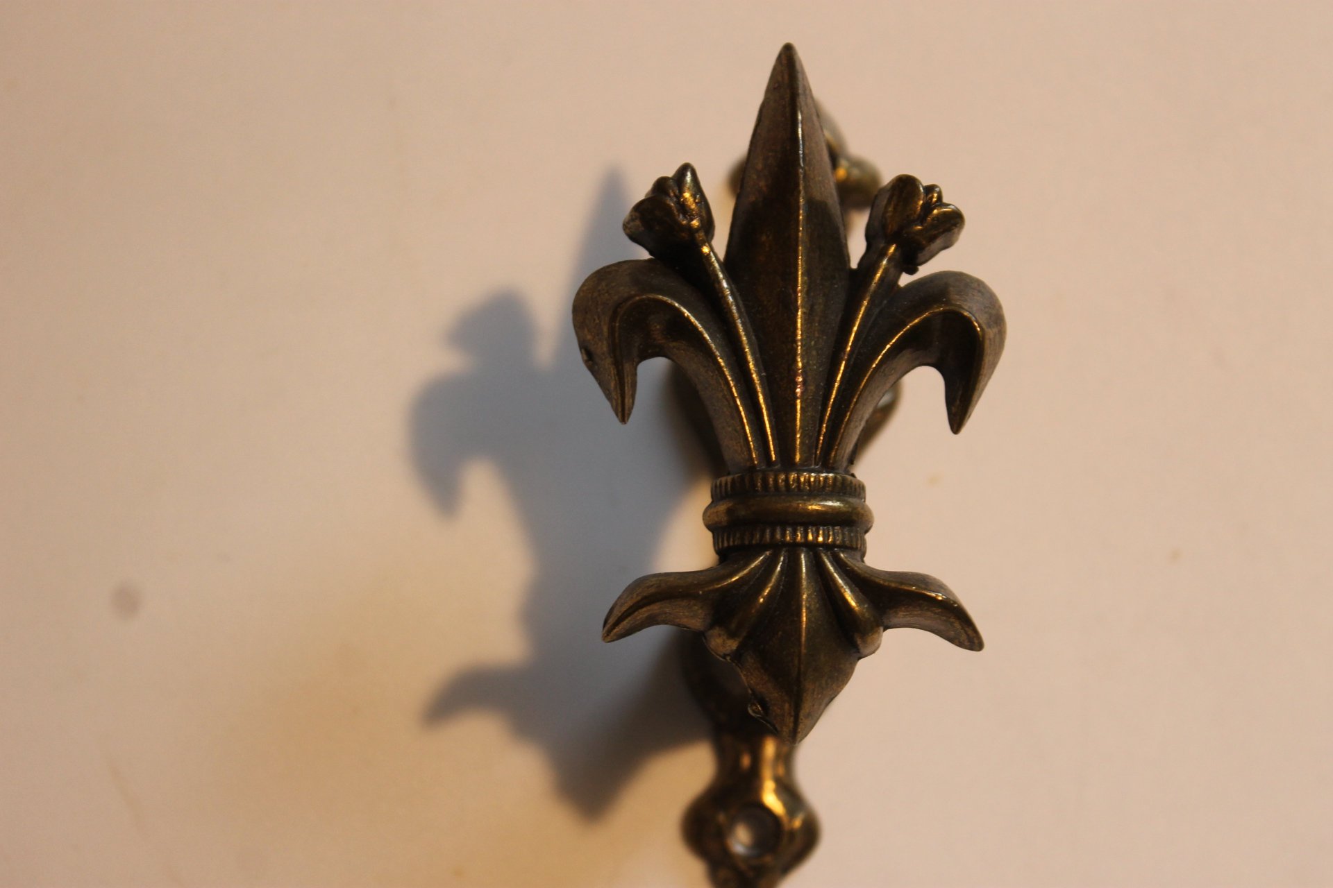 Messing Fleur de Lis Wandhalterung Gewehre Revolver Waffen – Bild 1