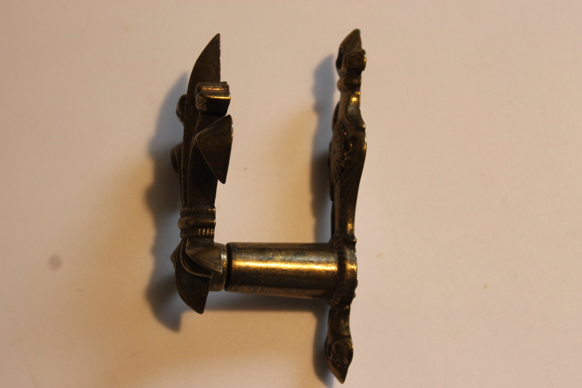 Messing Fleur de Lis Wandhalterung Gewehre Revolver Waffen – Bild 2