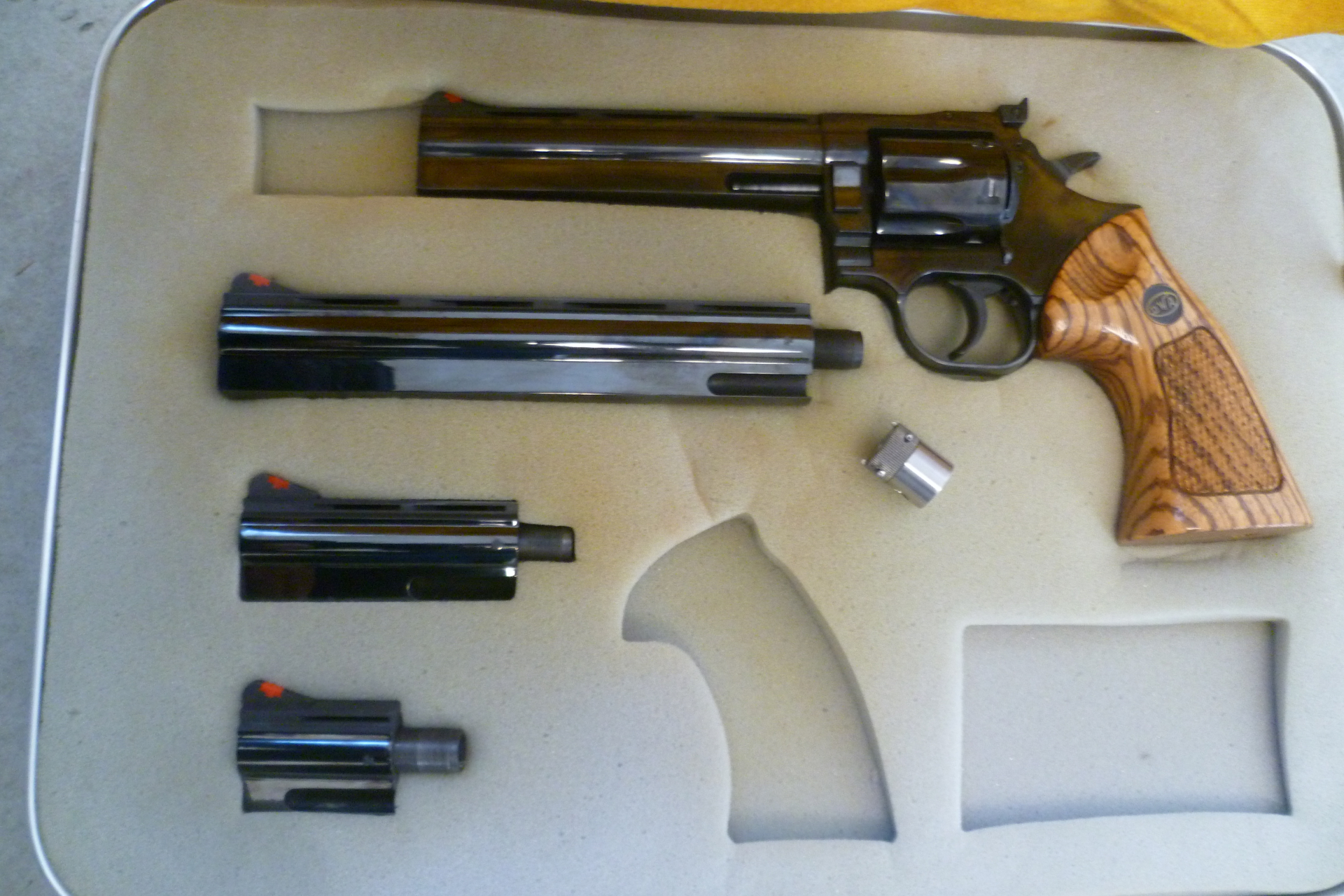 Revolver Dan Wesson .357 Magnum mit drei Wechselläufen – Bild 1
