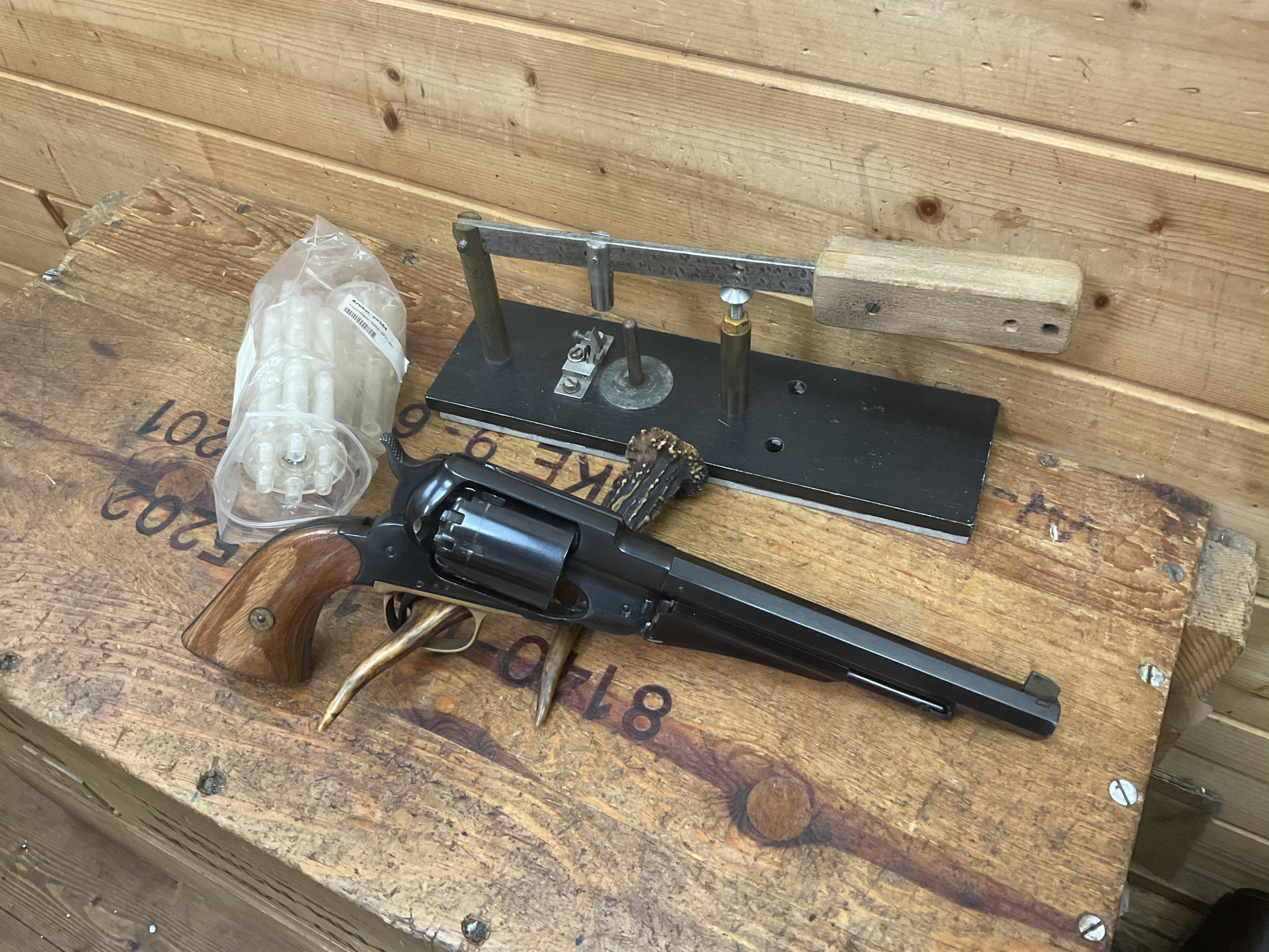 Vorderlader Schwarzpulver Revolver Santa Barbara Mod. New Model Army, Kal..44, mit Ladepresse! – Bild 1