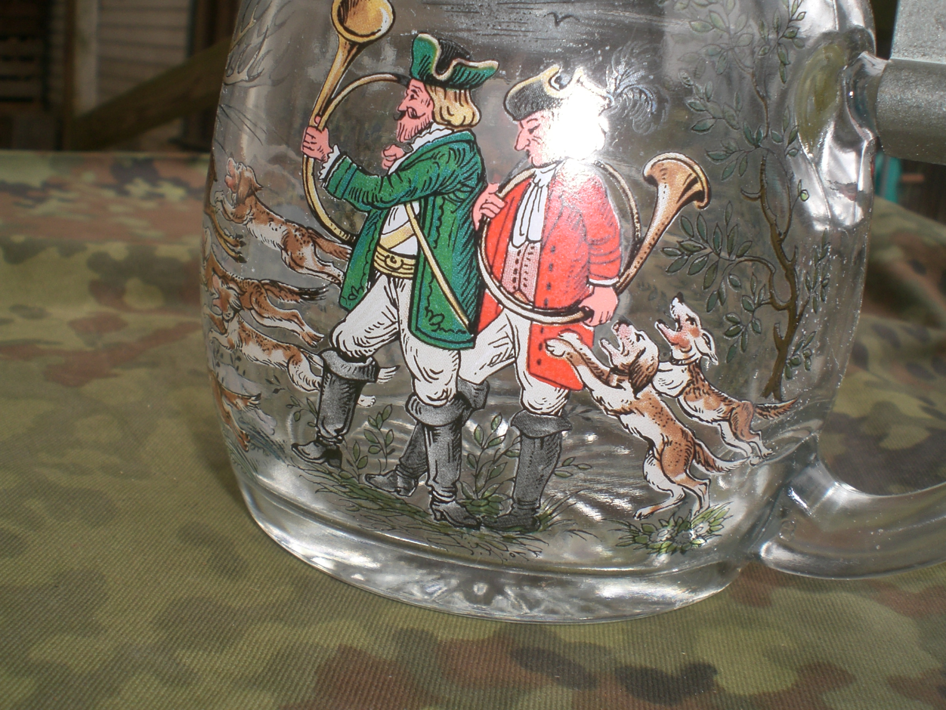 schöner jagdlicher Bierkrug mit Zinndeckel – Bild 2