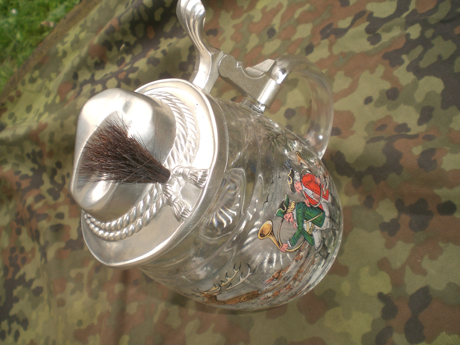 schöner jagdlicher Bierkrug mit Zinndeckel – Bild 3