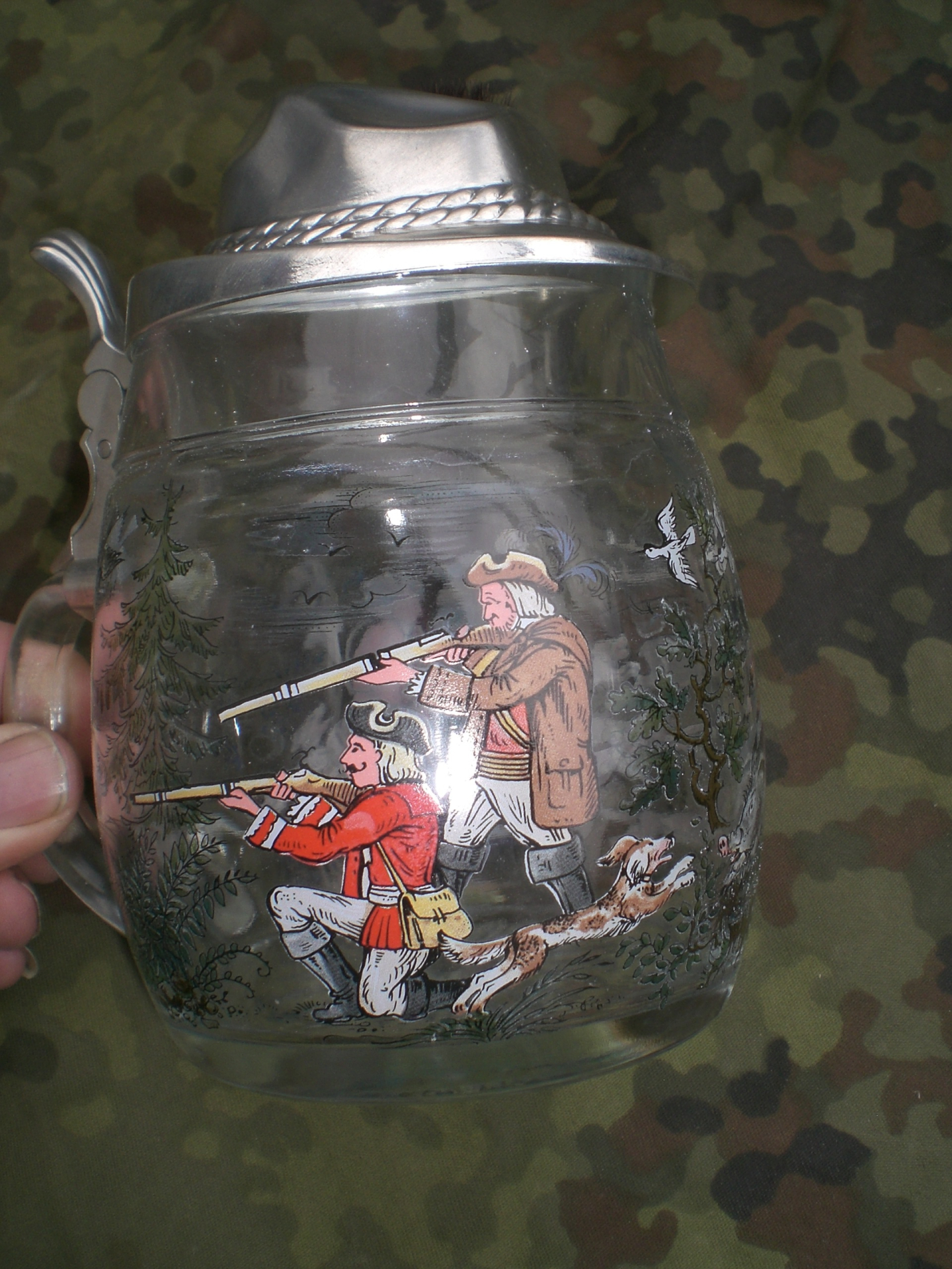 schöner jagdlicher Bierkrug mit Zinndeckel – Bild 1