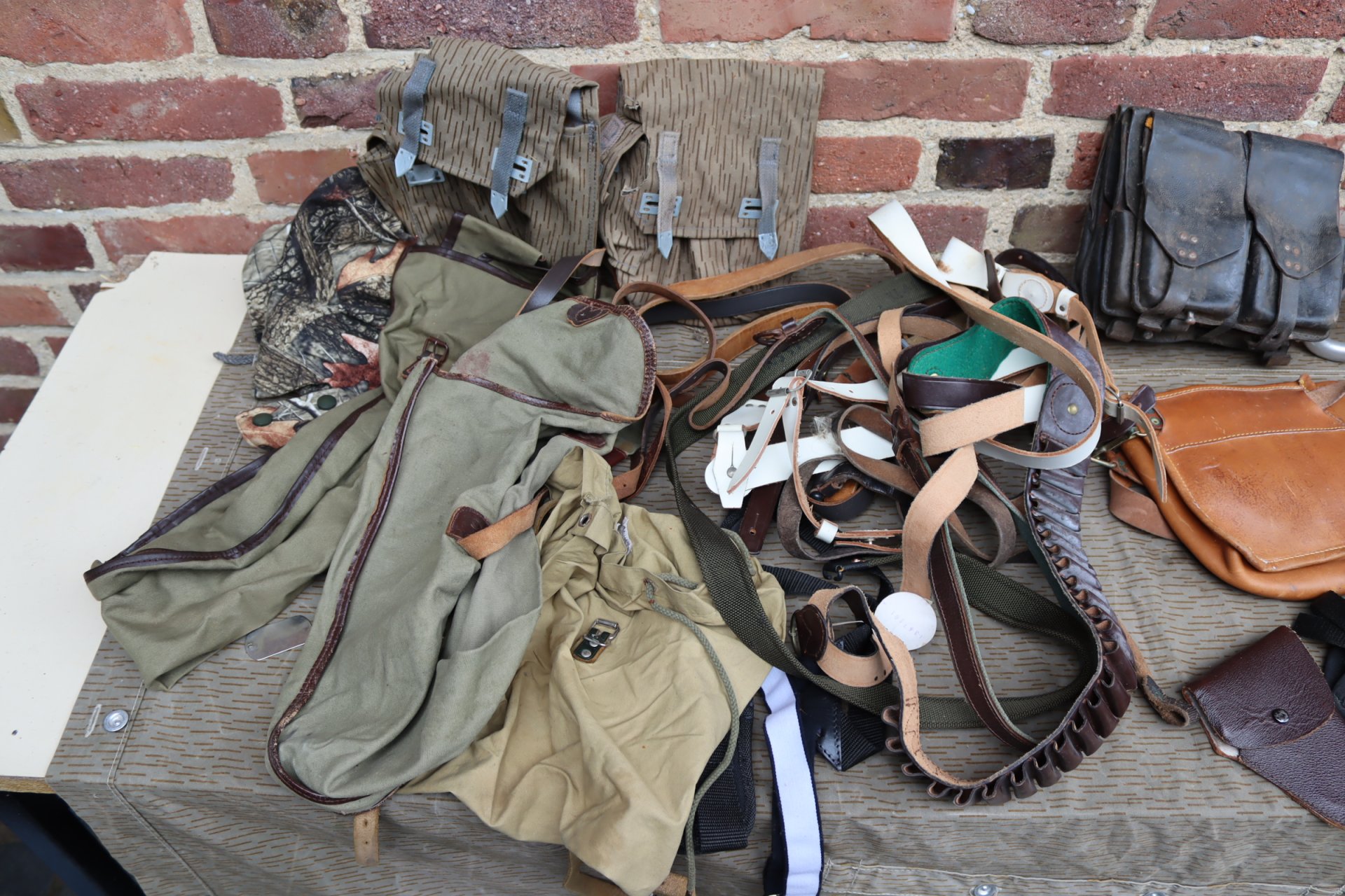 Militaria Konvolut Pistolenholster Pistolentaschen Stahlhelm – Bild 2