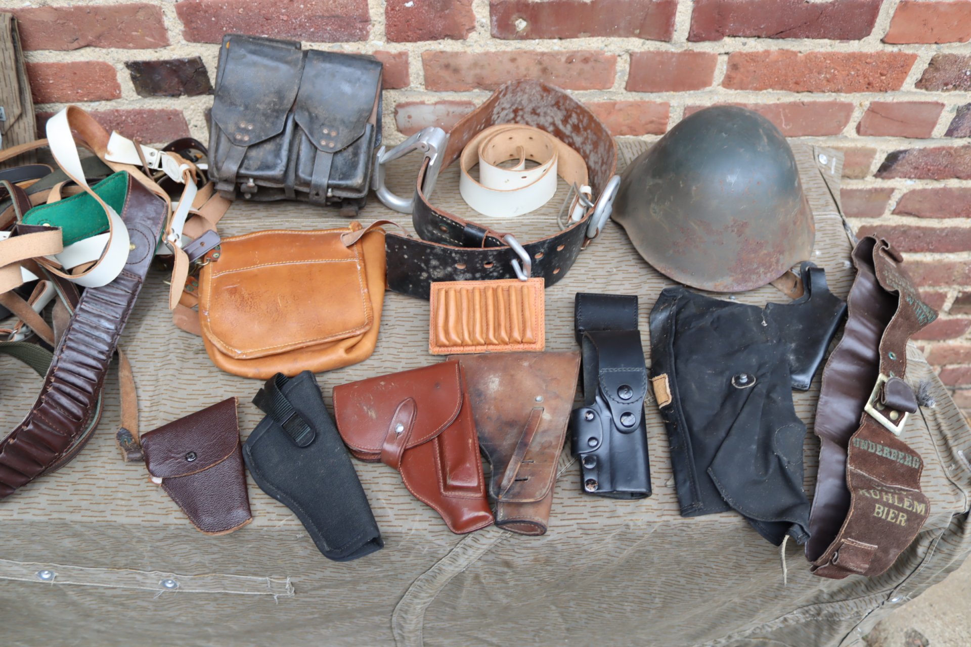 Militaria Konvolut Pistolenholster Pistolentaschen Stahlhelm – Bild 3
