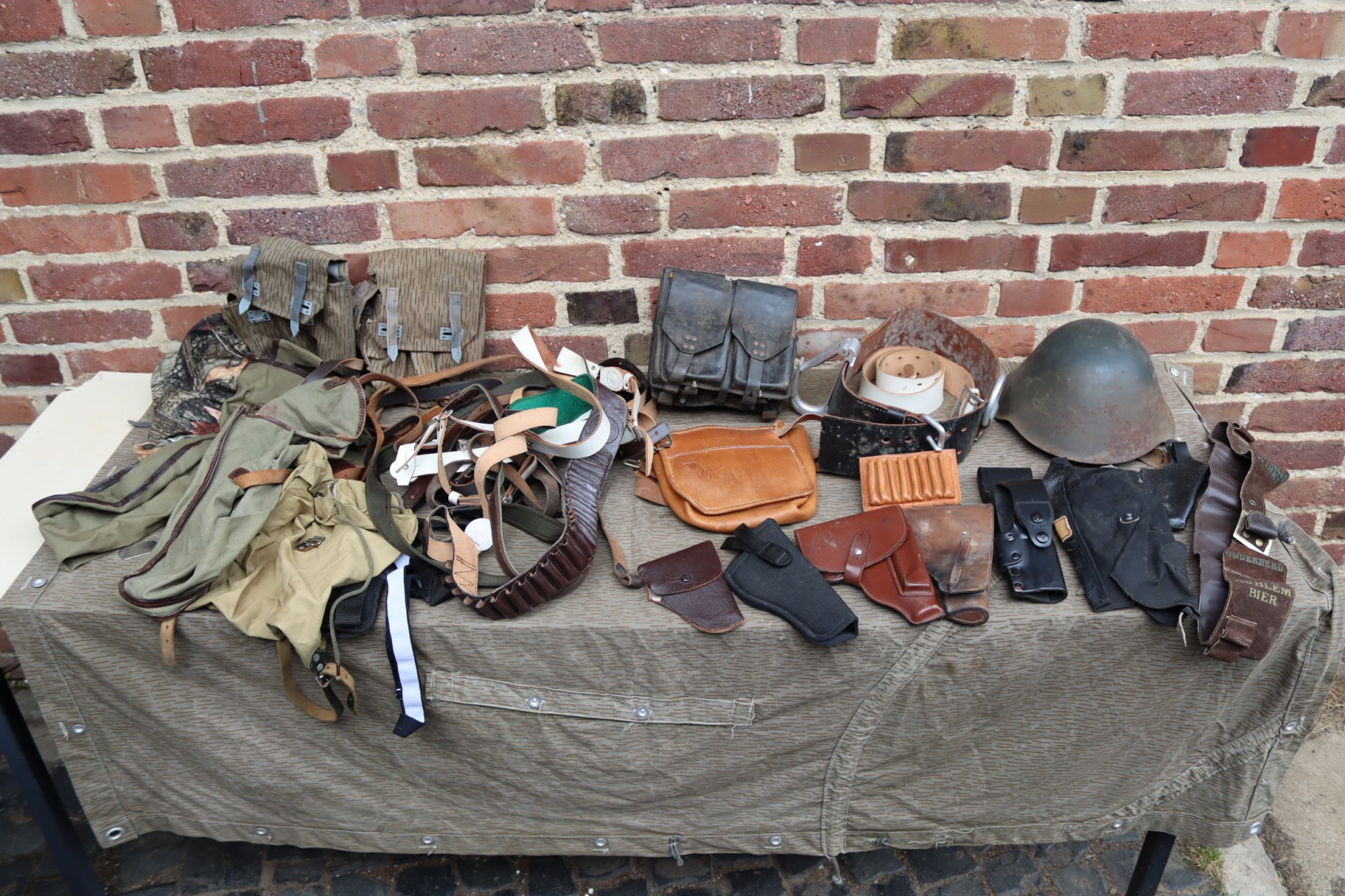 Militaria Konvolut Pistolenholster Pistolentaschen Stahlhelm – Bild 1