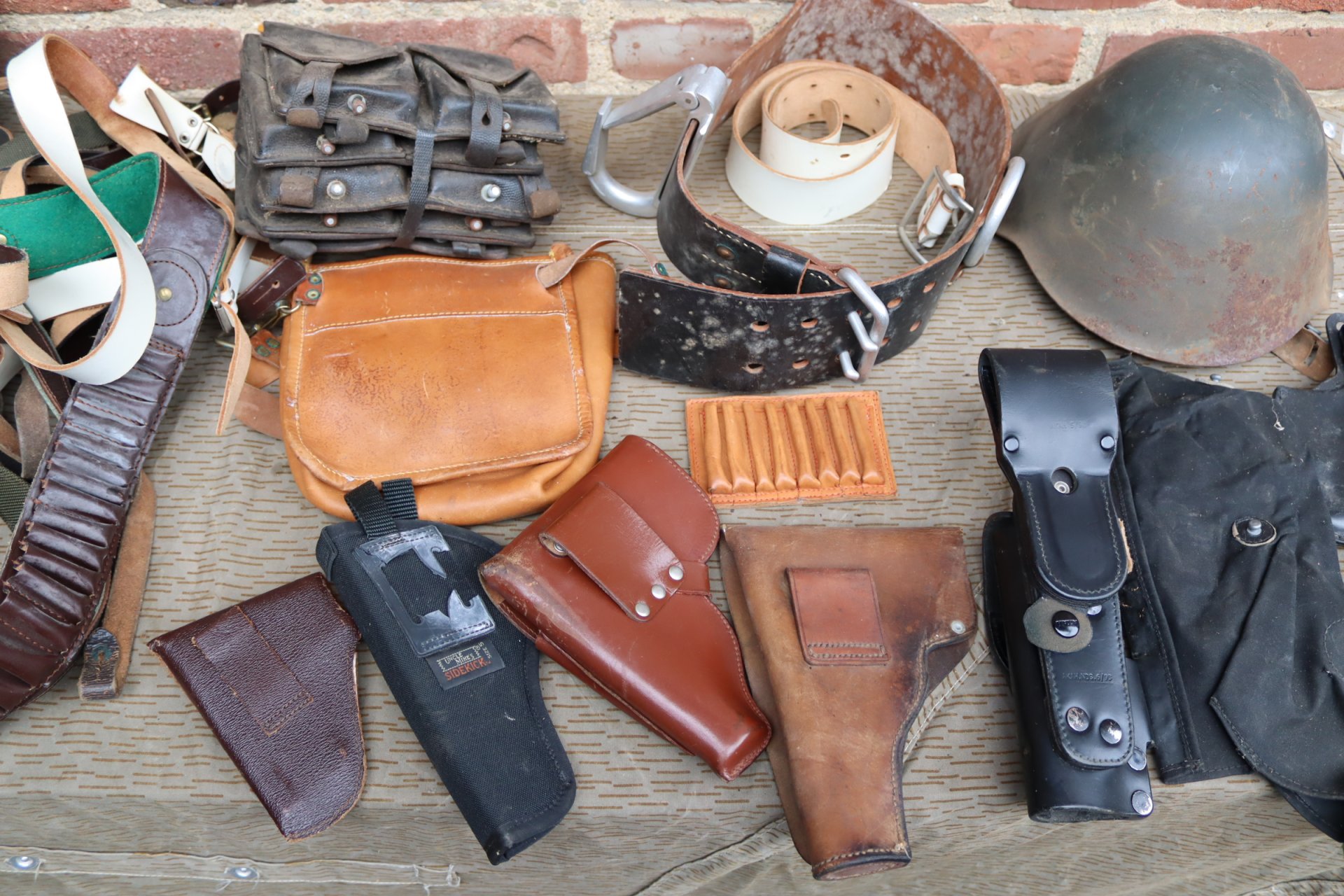 Militaria Konvolut Pistolenholster Pistolentaschen Stahlhelm – Bild 4
