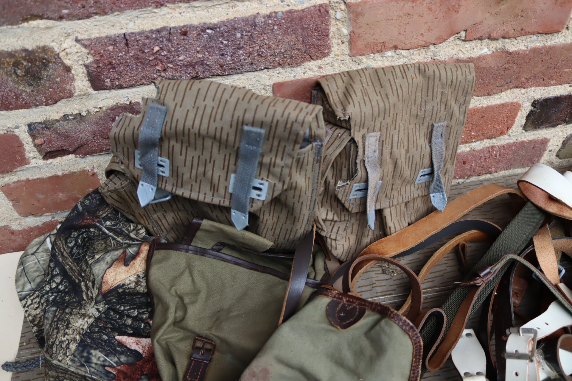 Militaria Konvolut Pistolenholster Pistolentaschen Stahlhelm – Bild 5