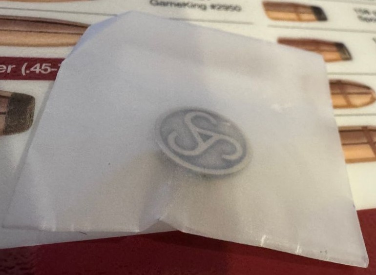 J.P. Sauer & Sohn Logo Pin – NEU in OVP – Bild 1