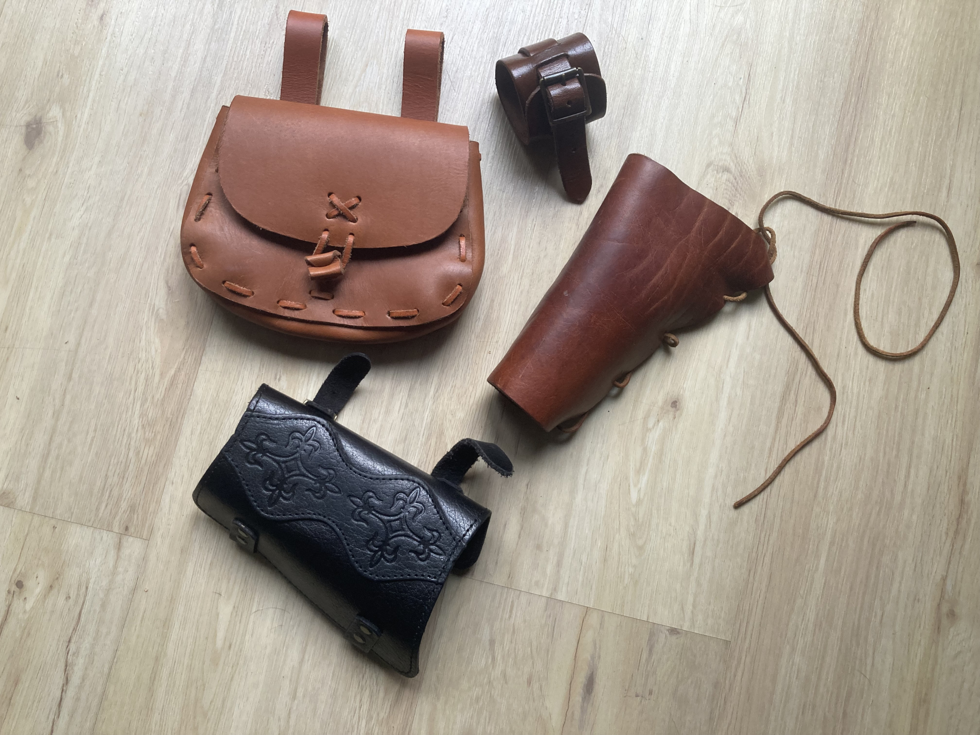 Mittelalter Gürteltasche, Armschützer Konvolut - Schwert, Bogen, Dolch, Axt, MEsser – Bild 1