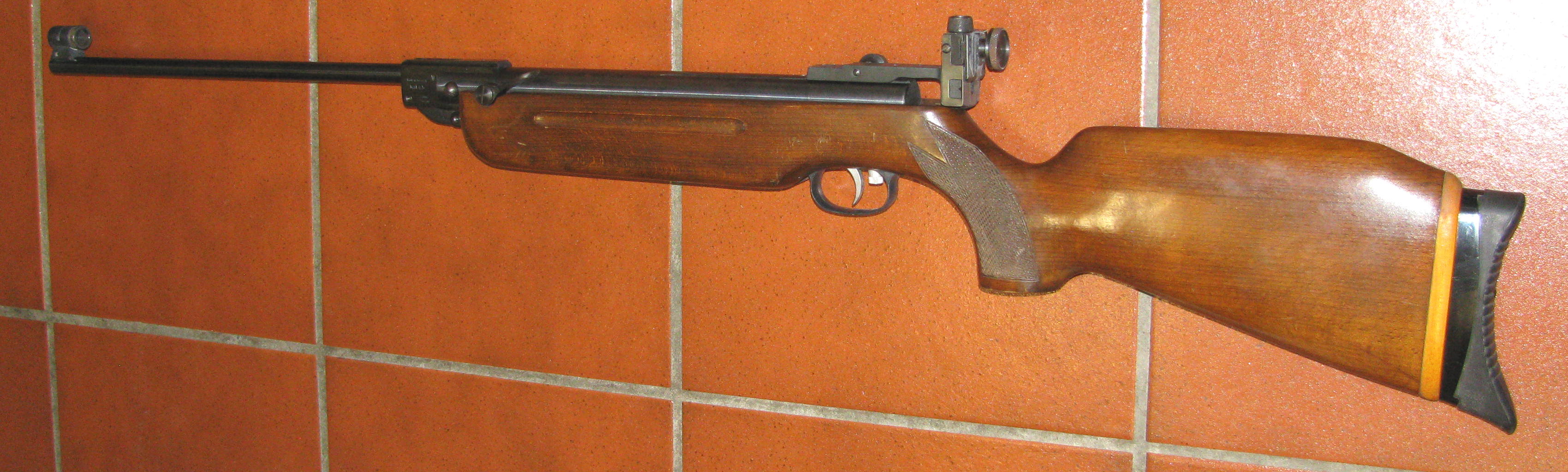 Älteres WEIHRAUCH Luftgewehr, ein WEIHRAUCH HW 55 in Kal. 4,5mm mit F -Zeichen und orginalen Diopter – Bild 1