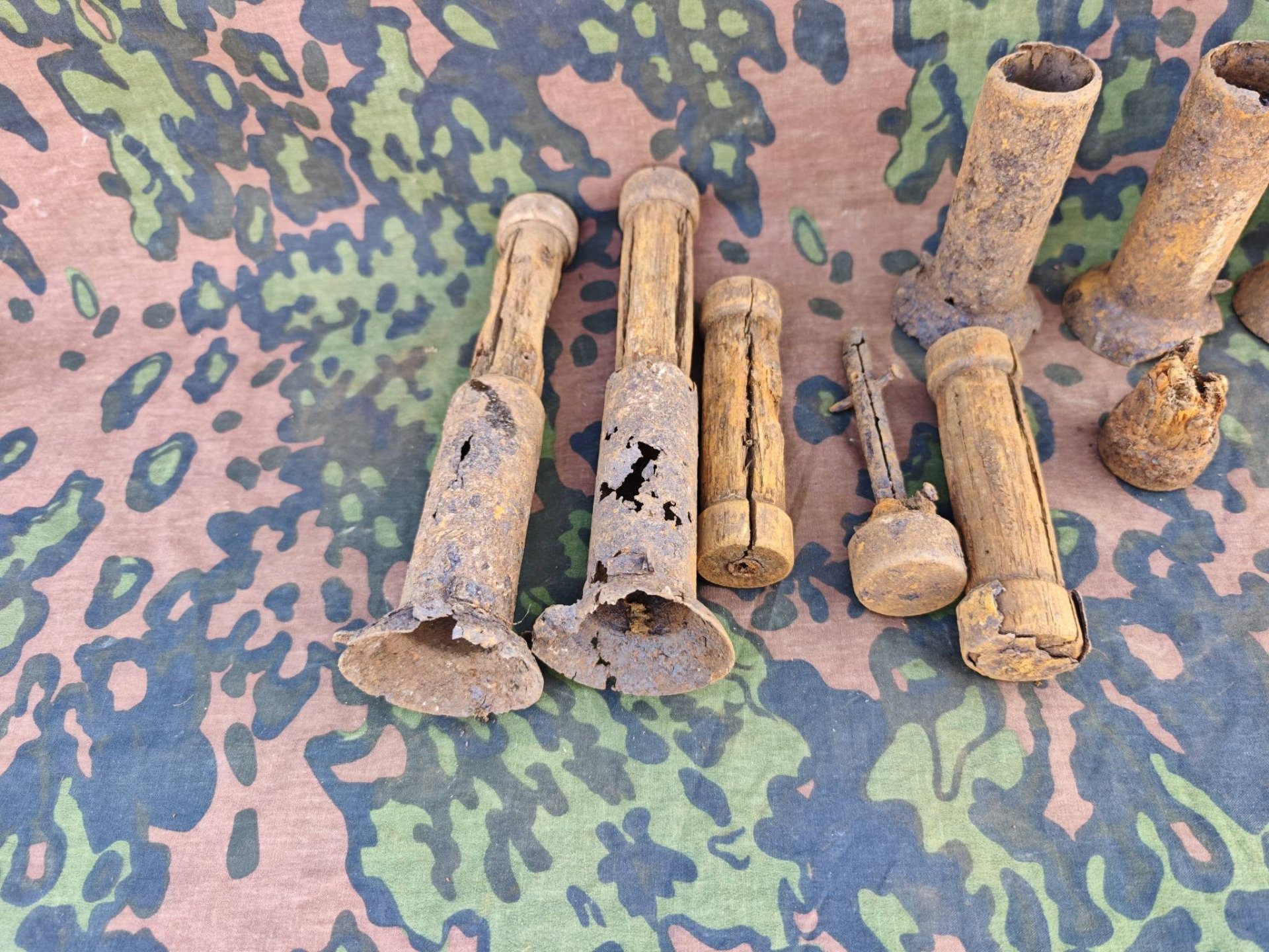 Panzerfaust Gefechtskopf-Befestigungen und Leitwerkreste, kein stg44, mp40, mg42 – Bild 2