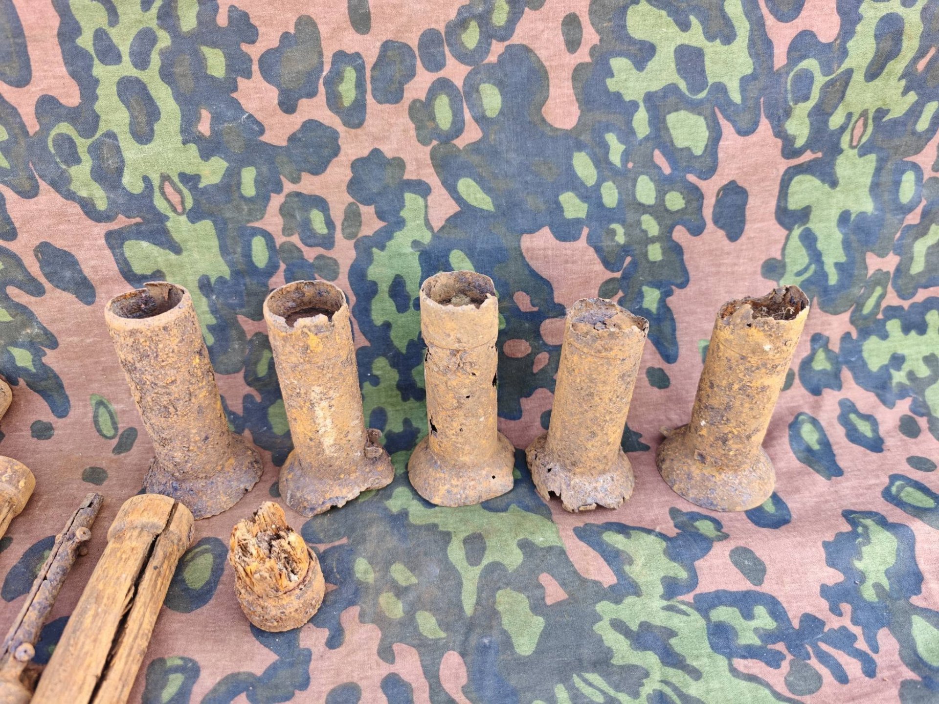 Panzerfaust Gefechtskopf-Befestigungen und Leitwerkreste, kein stg44, mp40, mg42 – Bild 3