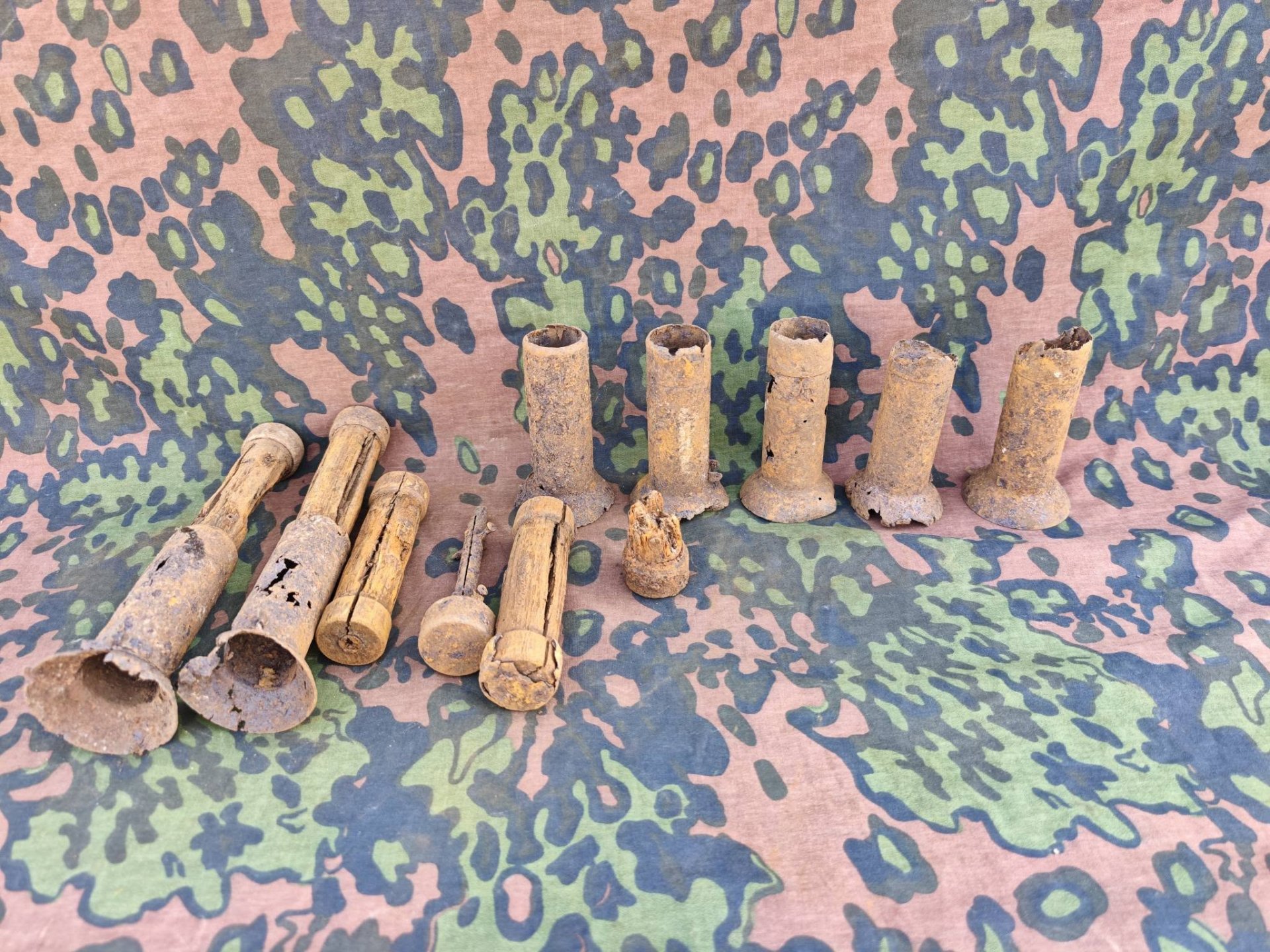 Panzerfaust Gefechtskopf-Befestigungen und Leitwerkreste, kein stg44, mp40, mg42 – Bild 1