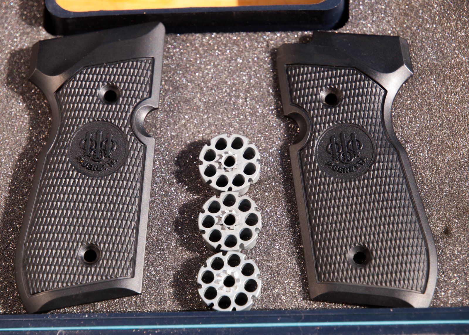 Beretta 92FS Cal. 4,5 Holzgriffe org. Beretta Koffer 3 Magazine Neuwertig – Bild 4