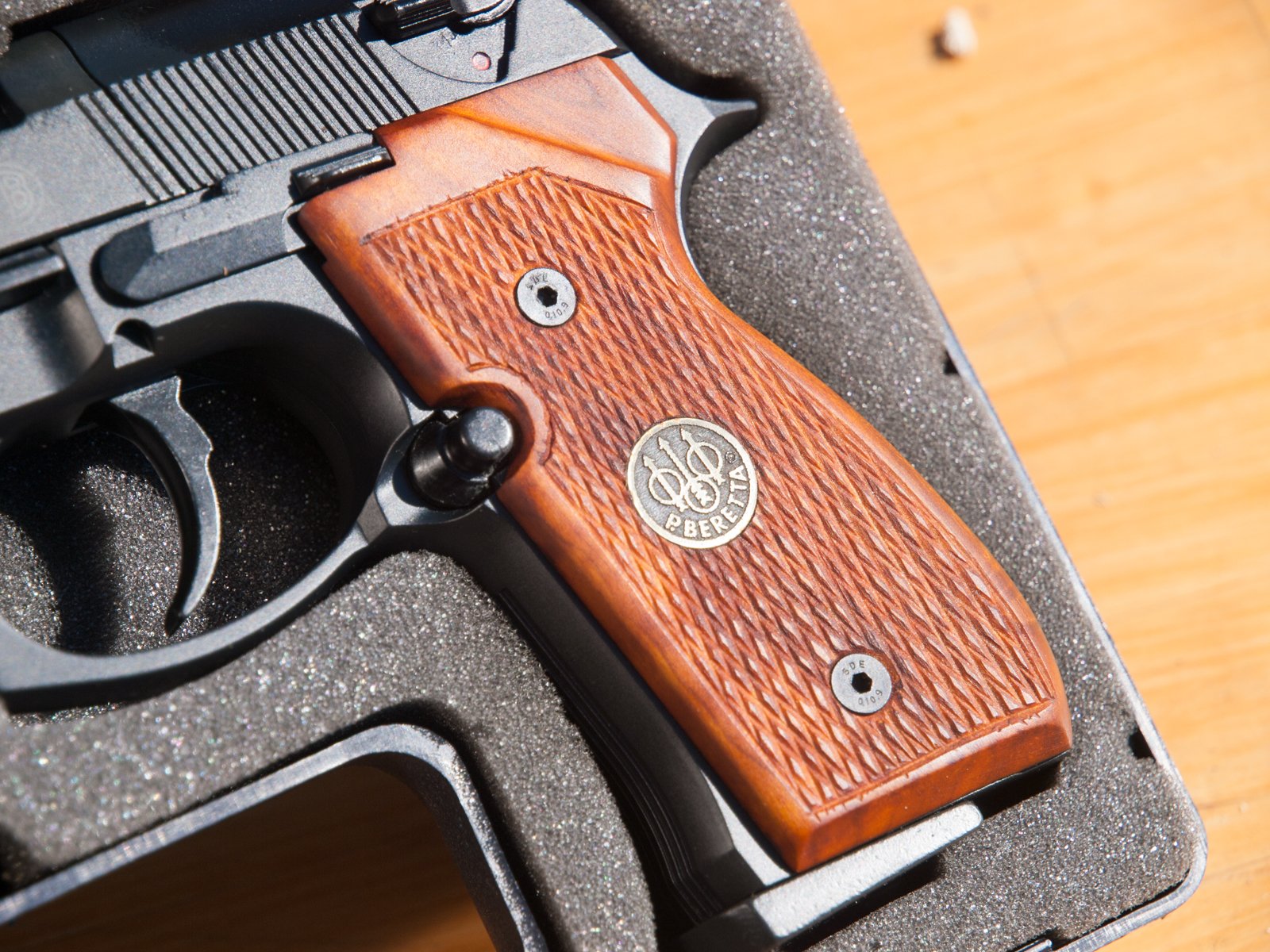Beretta 92FS Cal. 4,5 Holzgriffe org. Beretta Koffer 3 Magazine Neuwertig – Bild 3