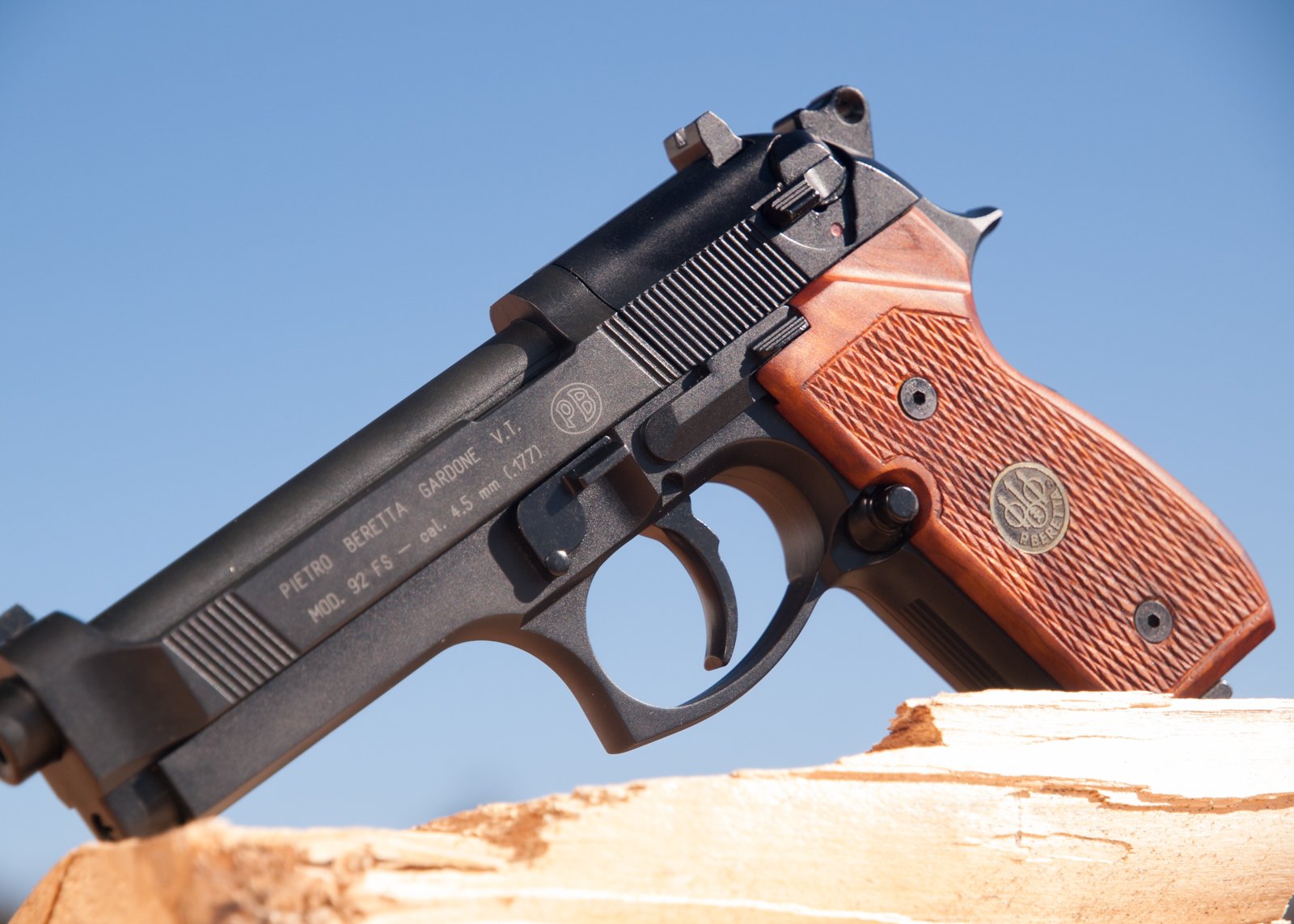 Beretta 92FS Cal. 4,5 Holzgriffe org. Beretta Koffer 3 Magazine Neuwertig – Bild 1