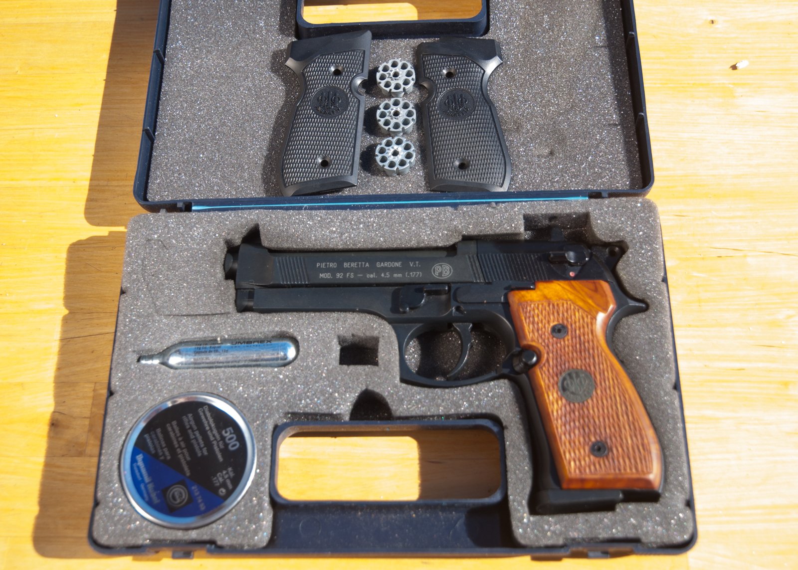 Beretta 92FS Cal. 4,5 Holzgriffe org. Beretta Koffer 3 Magazine Neuwertig – Bild 2