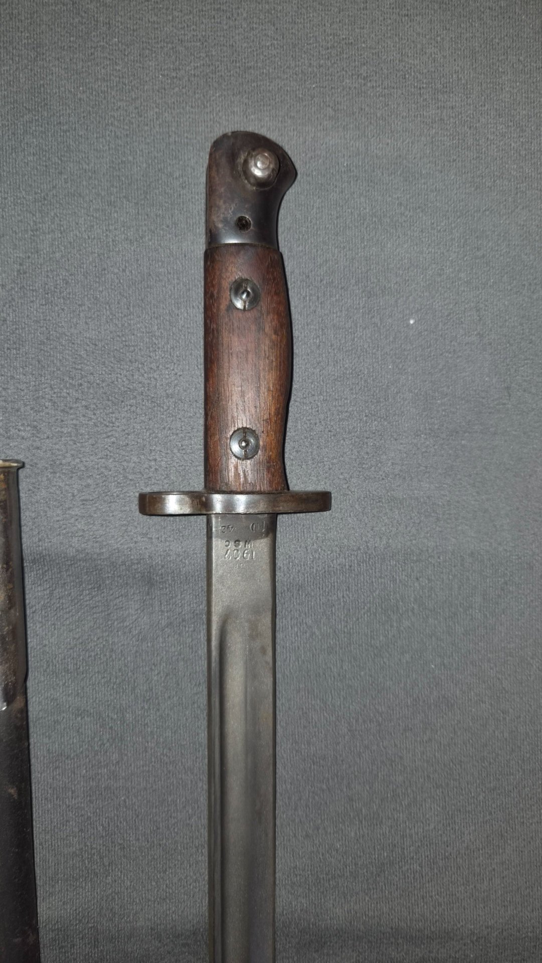 BAJONETT, m/1907, Wilkinson, England, mit Lederscheide. – Bild 1