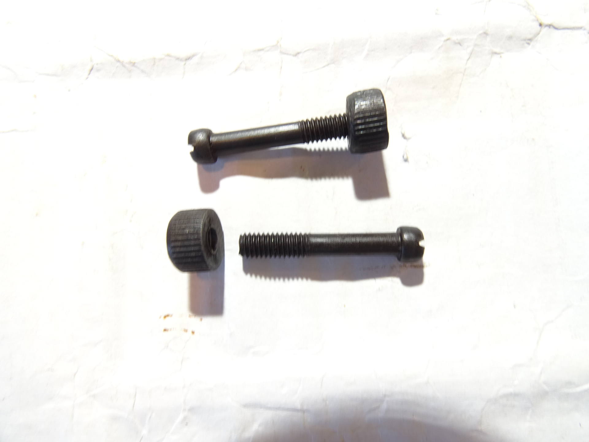 Mauser C96 Griffschalenschrauben – Bild 1