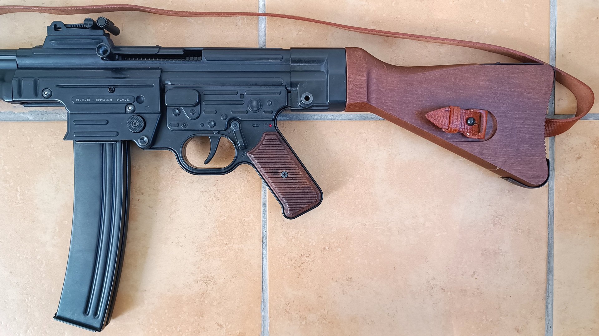 GSG StG 44 Schreckschussgewehr 9 mm P.A.K. inkl. Trageriemen u. Futteral – Bild 8