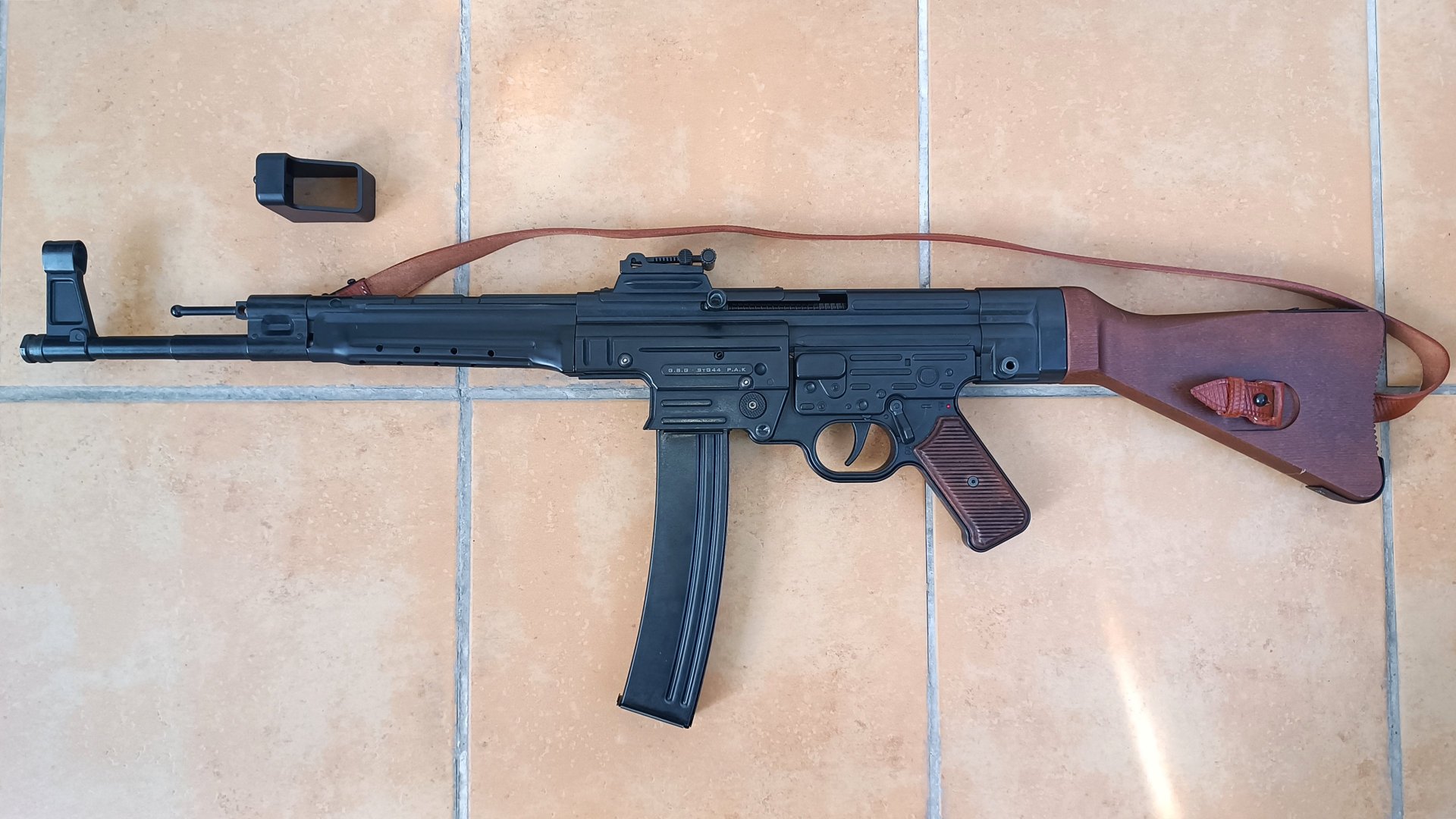 GSG StG 44 Schreckschussgewehr 9 mm P.A.K. inkl. Trageriemen u. Futteral – Bild 5