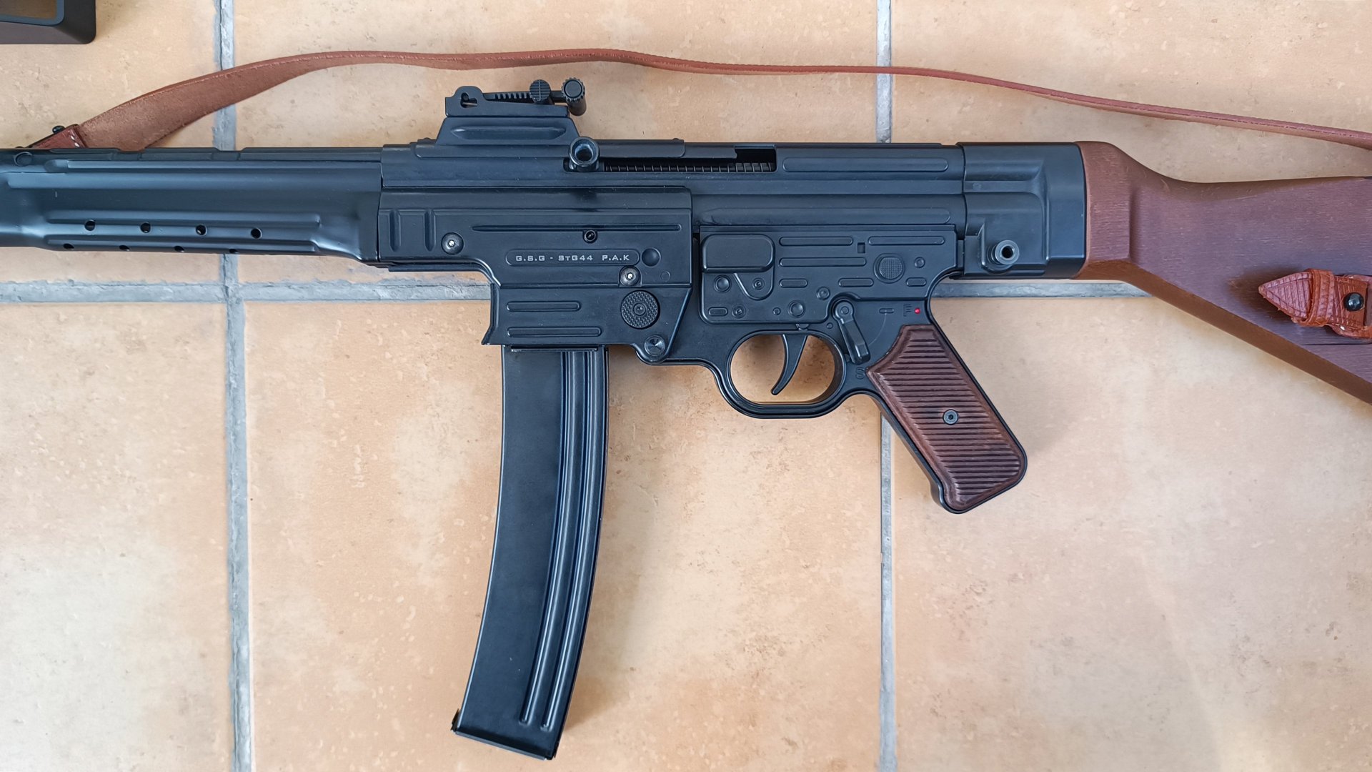 GSG StG 44 Schreckschussgewehr 9 mm P.A.K. inkl. Trageriemen u. Futteral – Bild 6