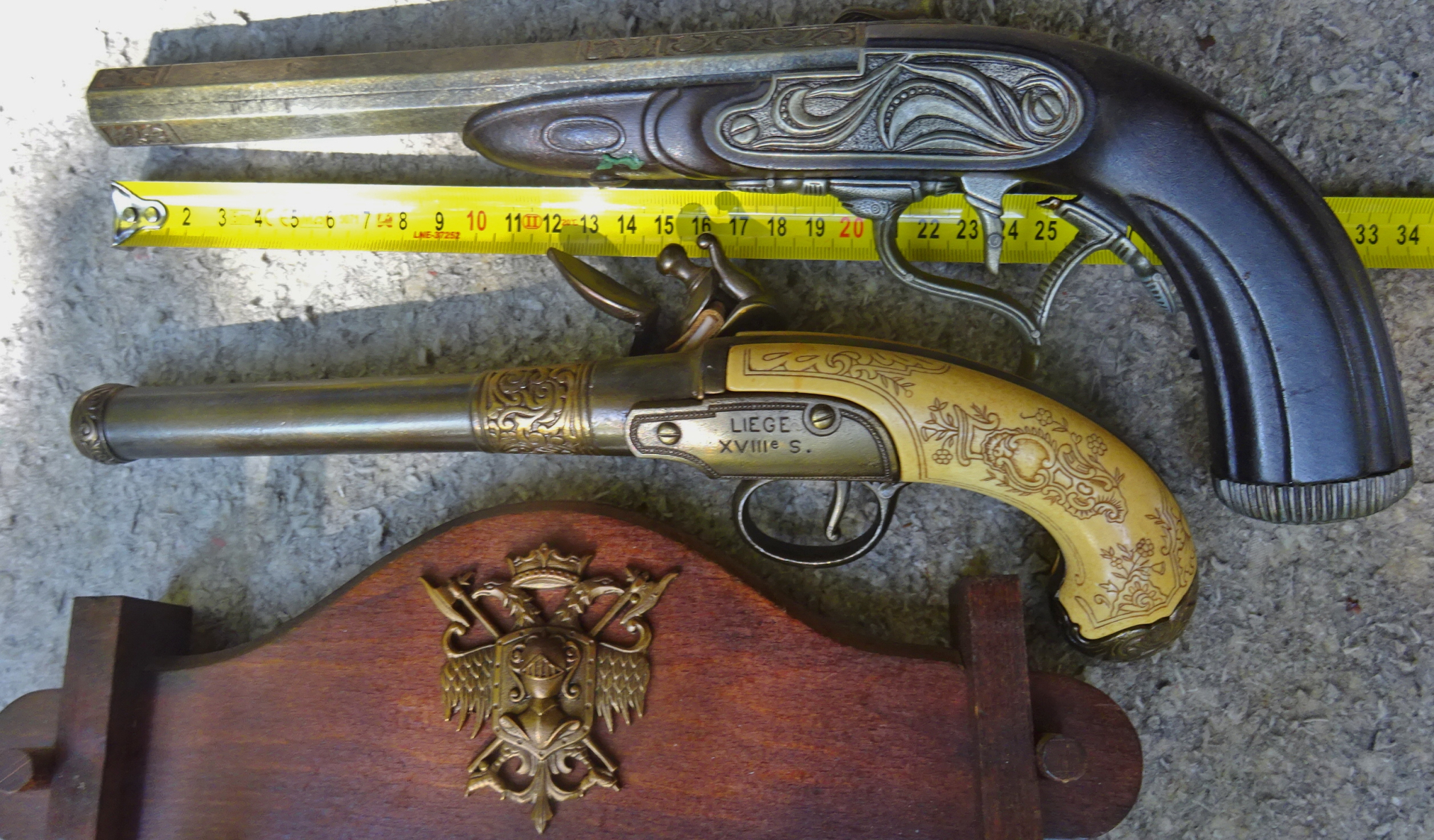 Wandhalter mit 2 Deko-VL-Pistolen – Bild 2