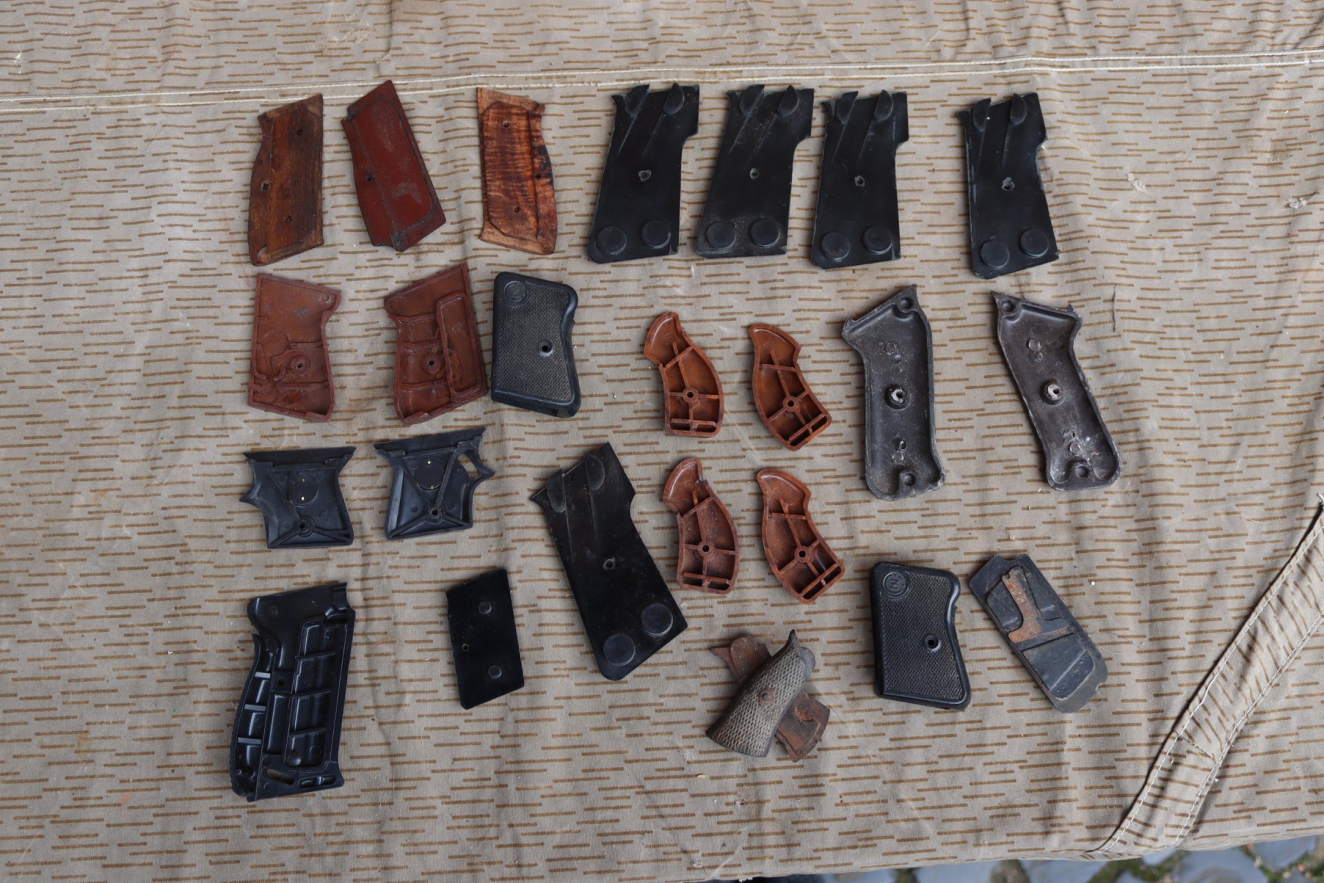 Konvolut Pistole und Revolver Griffschalen Erma Walther CZ – Bild 2
