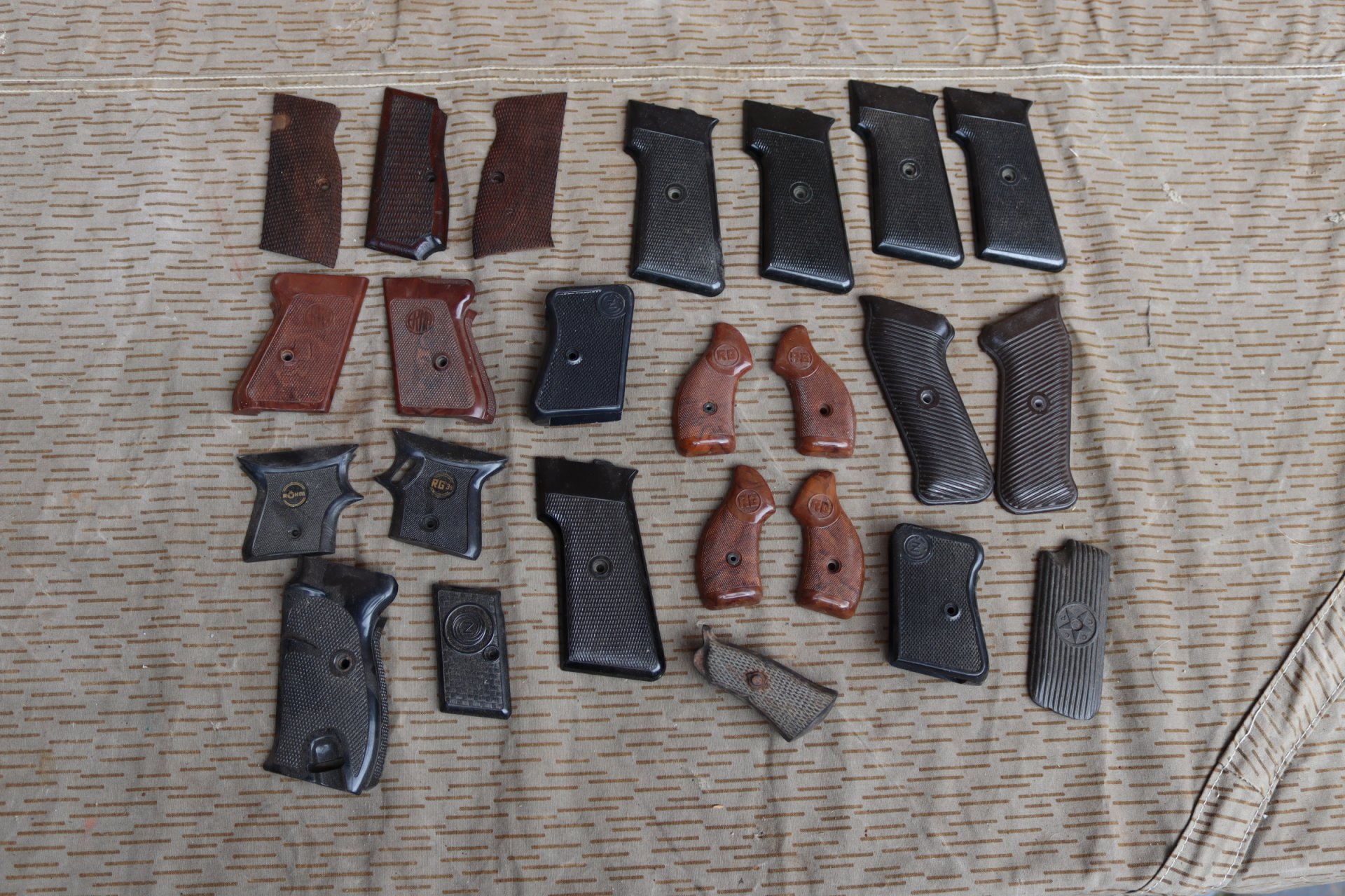 Konvolut Pistole und Revolver Griffschalen Erma Walther CZ – Bild 1