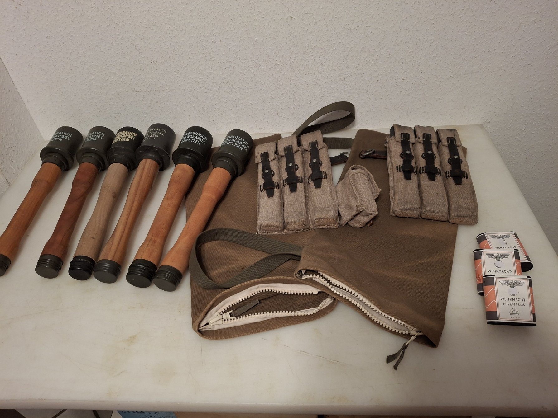 Fallschirmjäger Wehrmacht Konvolut Magazintaschen MP 38/40 Handgranatenbeutel 6 Handgranaten Repro – Bild 1