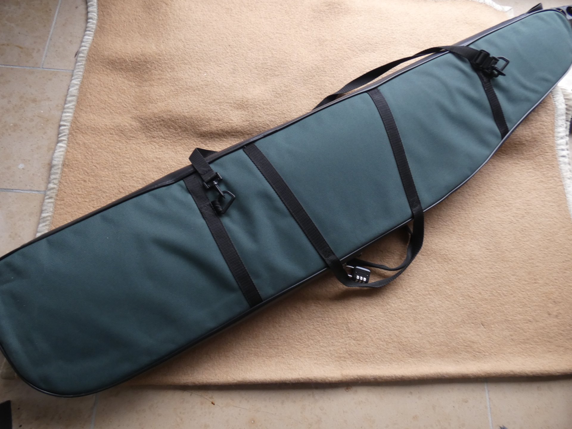 Gewehrtasche Dunkelgrün gut mit Seitentaschen und Doppelzipper – Bild 2