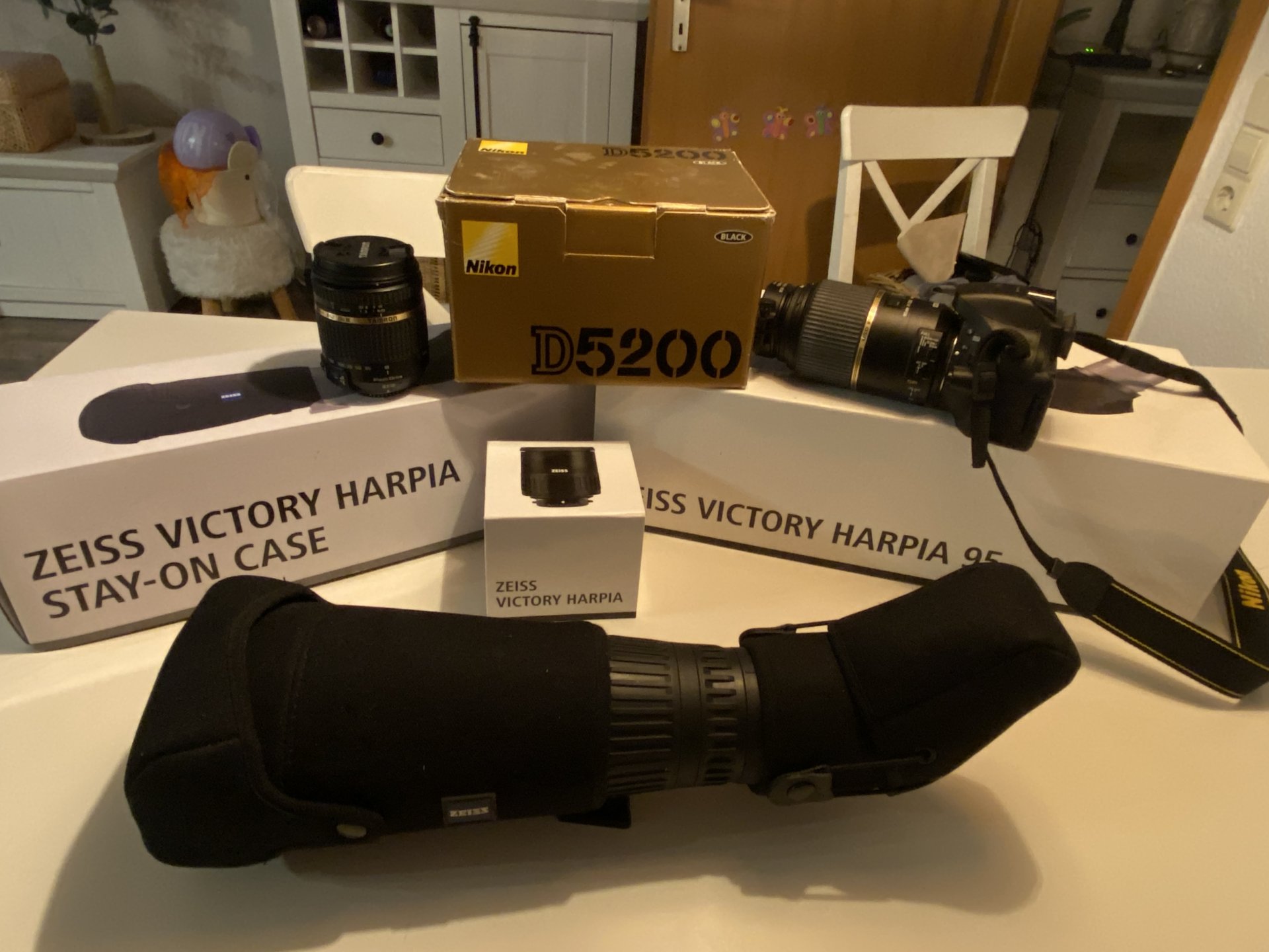 ZEISS Victory Harpia 95 23–70x95 Komplettset – Nikon D5200 – Tamron – Stay-On-Case – Bild 1