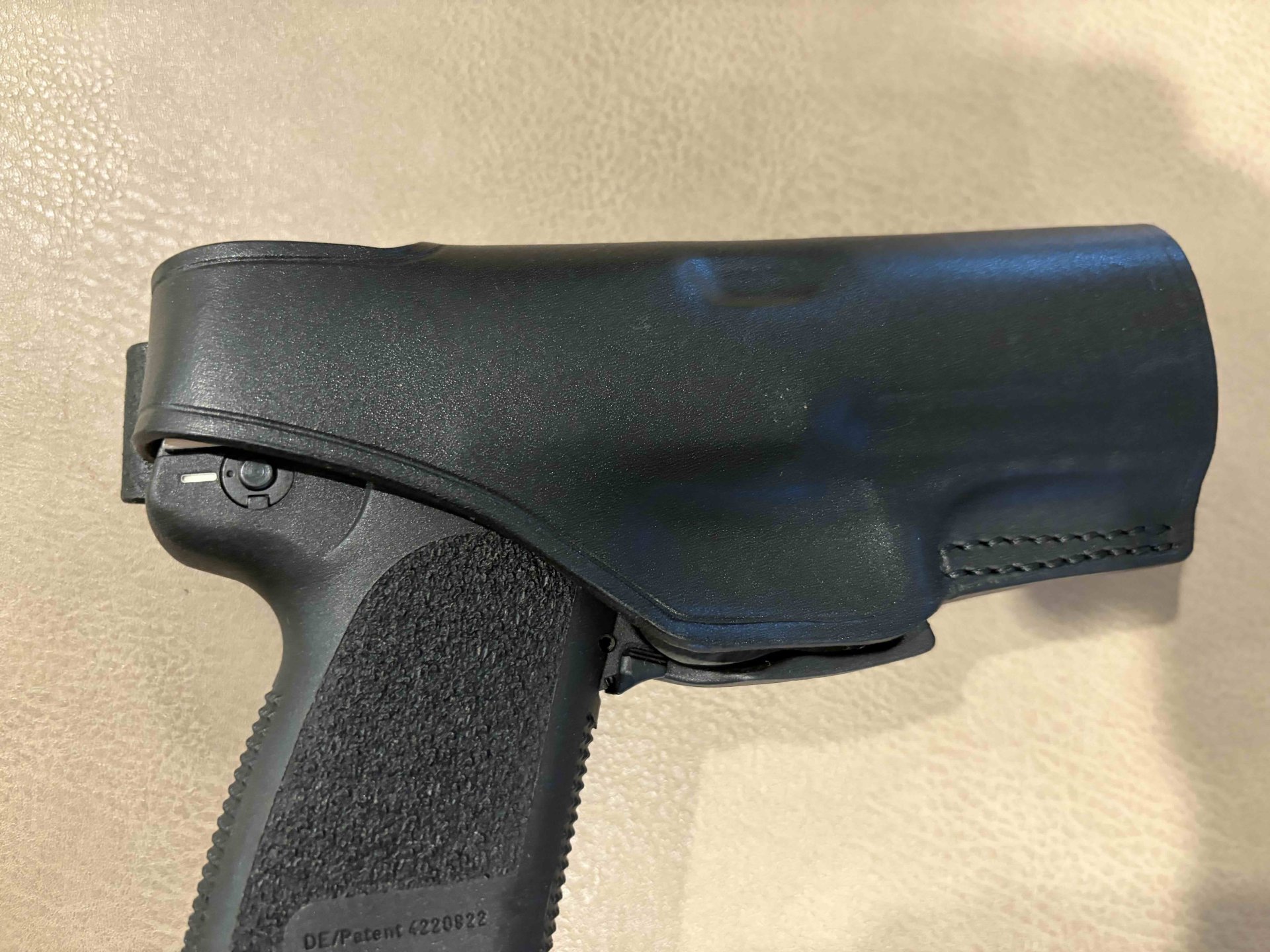Heckler Koch USP compact .45 ACP mit Munition und Holster – Bild 5