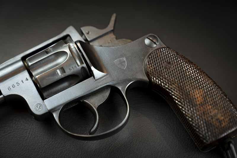 Schweizer Revolver 1882/92, 7,5mmSchweizRev., Waffenfabrik Bern W+F mit schöner Tasche – Bild 2