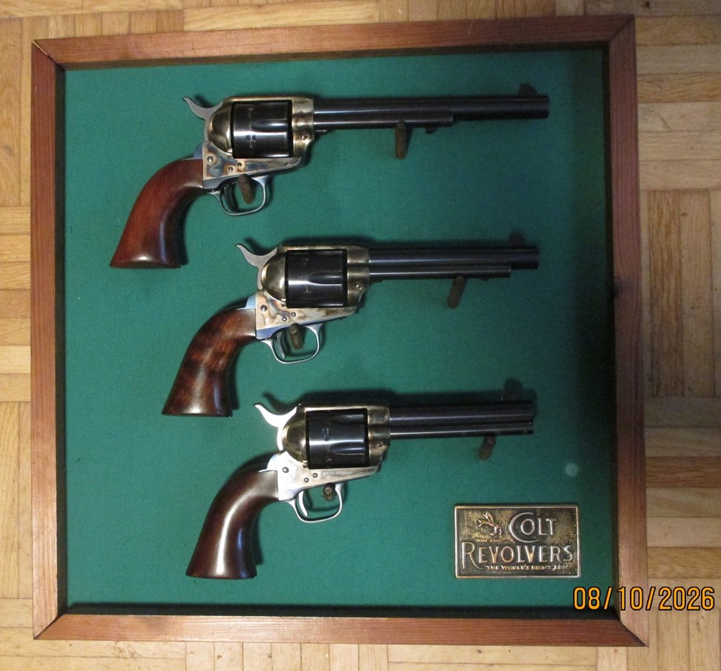 Display mit 3 Colt 8Hege) SAA Revolvern – Bild 1