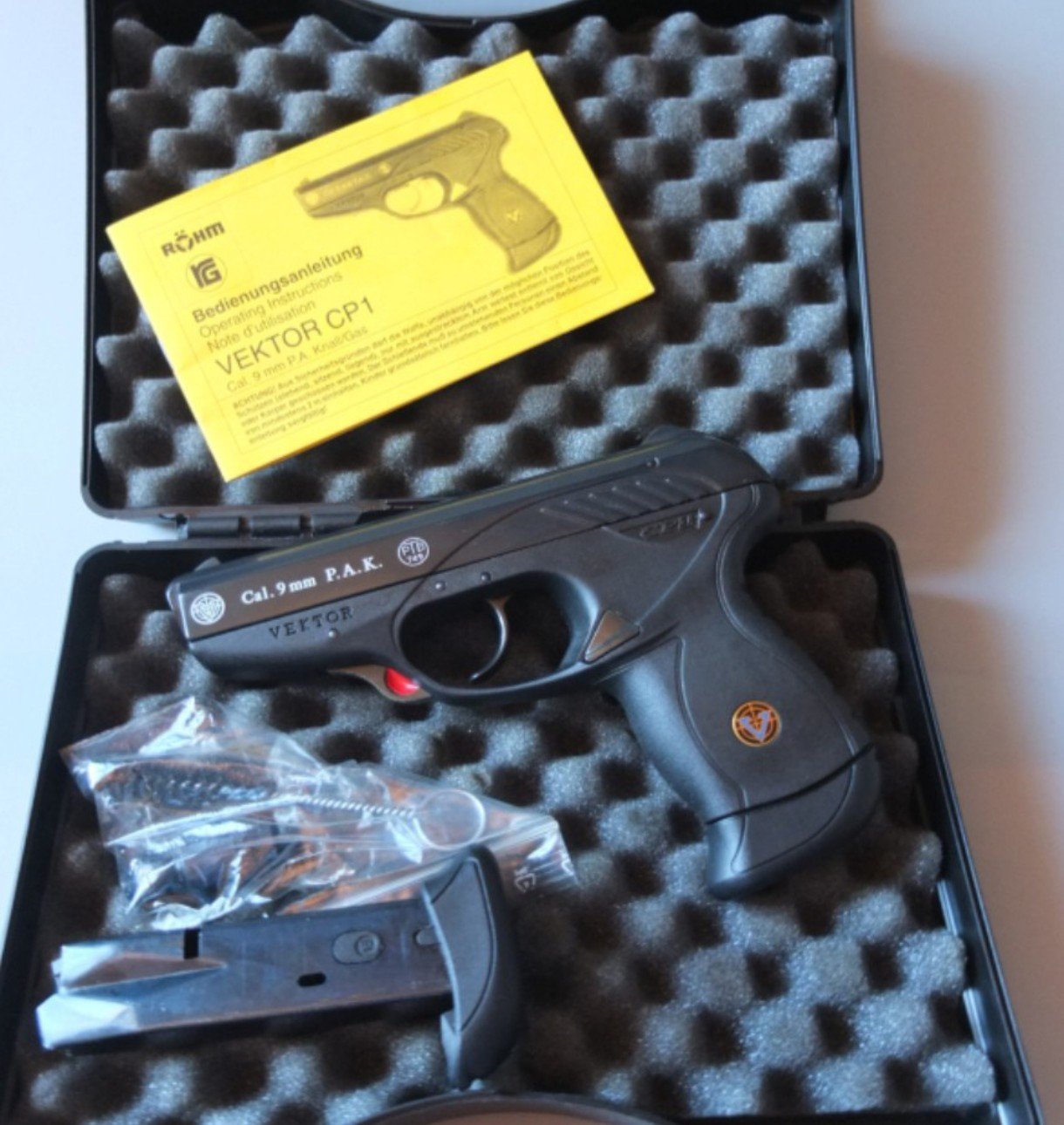 Röhm Vektor CP1 9mm P.A.K. | Sontheimer Fertigung 2009 | Koffer & 2 Magazine – Bild 1