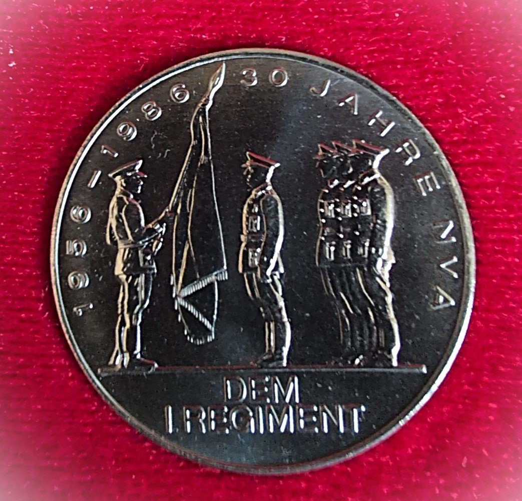 Madaille "30 Jahre NVA" dem 1.Regiment - im Etui - DDR - Stasi - NVA – Bild 1